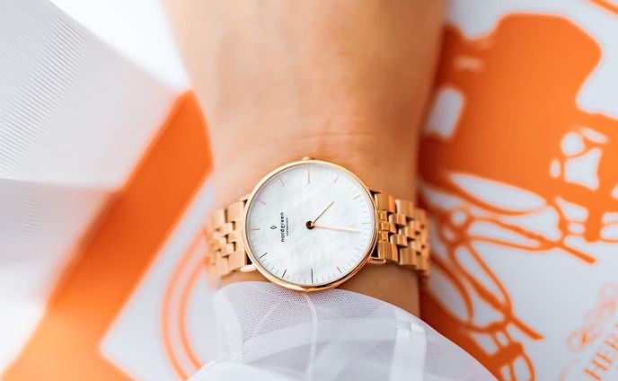 母の日のプレゼント、決めましたか𓂃？

毎年色々悩んでギリギリになっちゃう系の私です🥹

先日私の母に腕時計を誉めてもらったので、
時計のプレゼントなんかも喜んでくれるかも😌

@nordgreenofficial_japan はパッケージも洗練されててギフトにもオススメ。

北欧デザインのパイオニアとして、
地球への敬意と責任を果たすビジョンを掲げる @nordgreenofficial_japan 。

地球環境に優しい再生紙やリサイクル回収されたペットボトルを原料としたパッケージを使用しているんだけど

洗練されていて、高級感もあって

男性でも女性でももらって嬉しいデザインです。

しかも今見たら腕時計にさらにストラップ一本がついた厳選セットが時計一本分のお値段で買えちゃうお得なキャンペーンやってたのだけど

私のクーポンコード、併用してOKだそうなので是非使ってください😂
ハイライトからURLに飛んでクーポンいれると
15%オフになります。
お得すぎか😮‍💨

https://bit.ly/3FZMeWL
フォロワー様用15%OFFクーポンコード :hanam (5月末まで有効)

#母の日
#母の日ギフト

#ノードグリーン #ノードグリーンのある暮らし  #nordgreen #腕時計 #オフィスコーデ #アラサーコーデ #ワーママコーデ #商品撮影 #ブツ撮り #ポートレート　#オフィスコーデ #くすみカラー #在宅ワーク #リモートワーク #リモートワークママ #リモートワークコーデ #HERMES #エルメス