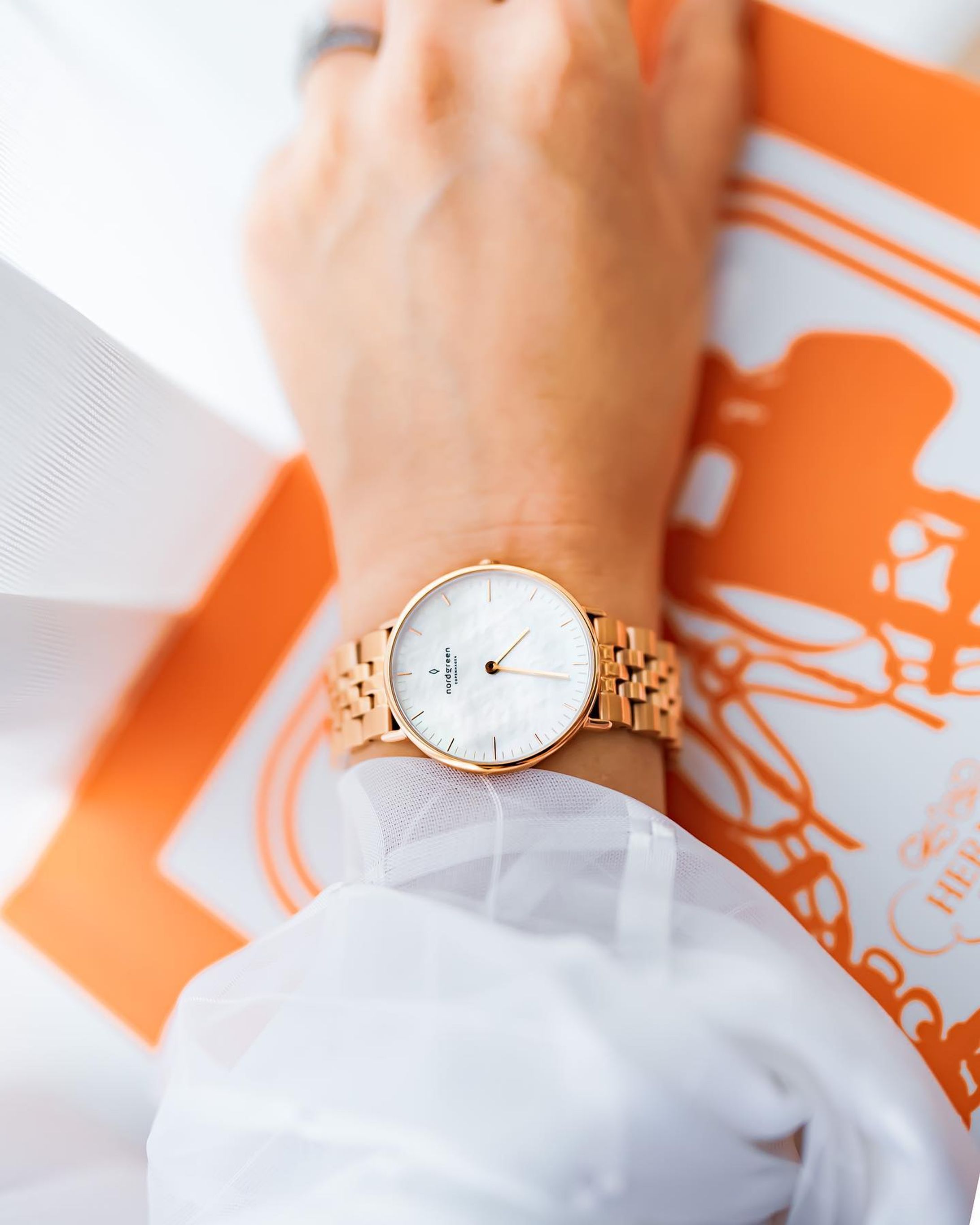 母の日のプレゼント、決めましたか𓂃？

毎年色々悩んでギリギリになっちゃう系の私です🥹

先日私の母に腕時計を誉めてもらったので、
時計のプレゼントなんかも喜んでくれるかも😌

@nordgreenofficial_japan はパッケージも洗練されててギフトにもオススメ。

北欧デザインのパイオニアとして、
地球への敬意と責任を果たすビジョンを掲げる @nordgreenofficial_japan 。

地球環境に優しい再生紙やリサイクル回収されたペットボトルを原料としたパッケージを使用しているんだけど

洗練されていて、高級感もあって

男性でも女性でももらって嬉しいデザインです。

しかも今見たら腕時計にさらにストラップ一本がついた厳選セットが時計一本分のお値段で買えちゃうお得なキャンペーンやってたのだけど

私のクーポンコード、併用してOKだそうなので是非使ってください😂
ハイライトからURLに飛んでクーポンいれると
15%オフになります。
お得すぎか😮‍💨

https://bit.ly/3FZMeWL
フォロワー様用15%OFFクーポンコード :hanam (5月末まで有効)

#母の日
#母の日ギフト

#ノードグリーン #ノードグリーンのある暮らし  #nordgreen #腕時計 #オフィスコーデ #アラサーコーデ #ワーママコーデ #商品撮影 #ブツ撮り #ポートレート　#オフィスコーデ #くすみカラー #在宅ワーク #リモートワーク #リモートワークママ #リモートワークコーデ #HERMES #エルメス-1