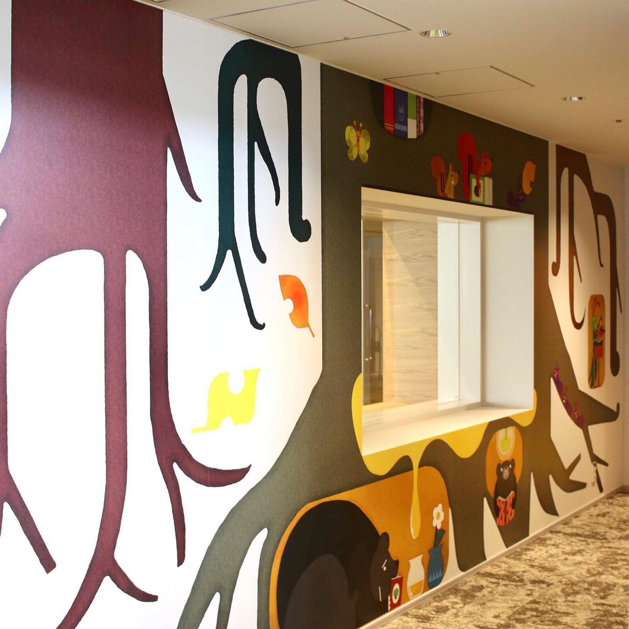 .
【📚🐺ロシトロカ WORKS🐑📚】
.
和歌山市民図書館( @wakayama_civic_lib )
「こどもとしょかん」<洞窟>エリア 【通路左面】
.
.
<洞窟>と呼ばれるこどもたちの秘密の小さな部屋に向かう通路には、大木の地中をテーマにした根っこと動物たちのアート。
動物たちの寝る前の読書や読み聞かせの場面など、親子のコミュニケーションをテーマに描いています😊📚
.
左面には窓を囲う大きな根っこ！
窓からはあま～い樹液がでてきています。。。✨
くまさんは大好きな読書時間のお楽しみ。
.
通路の奥にはどんな本が見つかるかな？🐇
.
.
#ロシトロカ #lositoloca
#イラスト #イラストレーション
#illust #illustration #illustrator
#illustrationworks #animal
#animalillustration
#childrenillustration
.
#和歌山市駅 #図書館 #和歌山市民図書館 #library #wakayamaciviclibrary #南海和歌山市駅　#insta_wakayama #wakayama #wakayamagram #和歌山市 #和歌山県 #スターバックス #蔦屋書店 #蔦屋図書館 #壁画 #wallart
#本 #book #📚
.-1