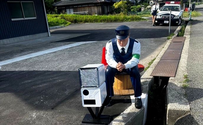 スピード出しすぎ、車の衝突事故が多かった直線道路　リアルな人形に「速度取り締まり！？」、警察官も驚きの裏側