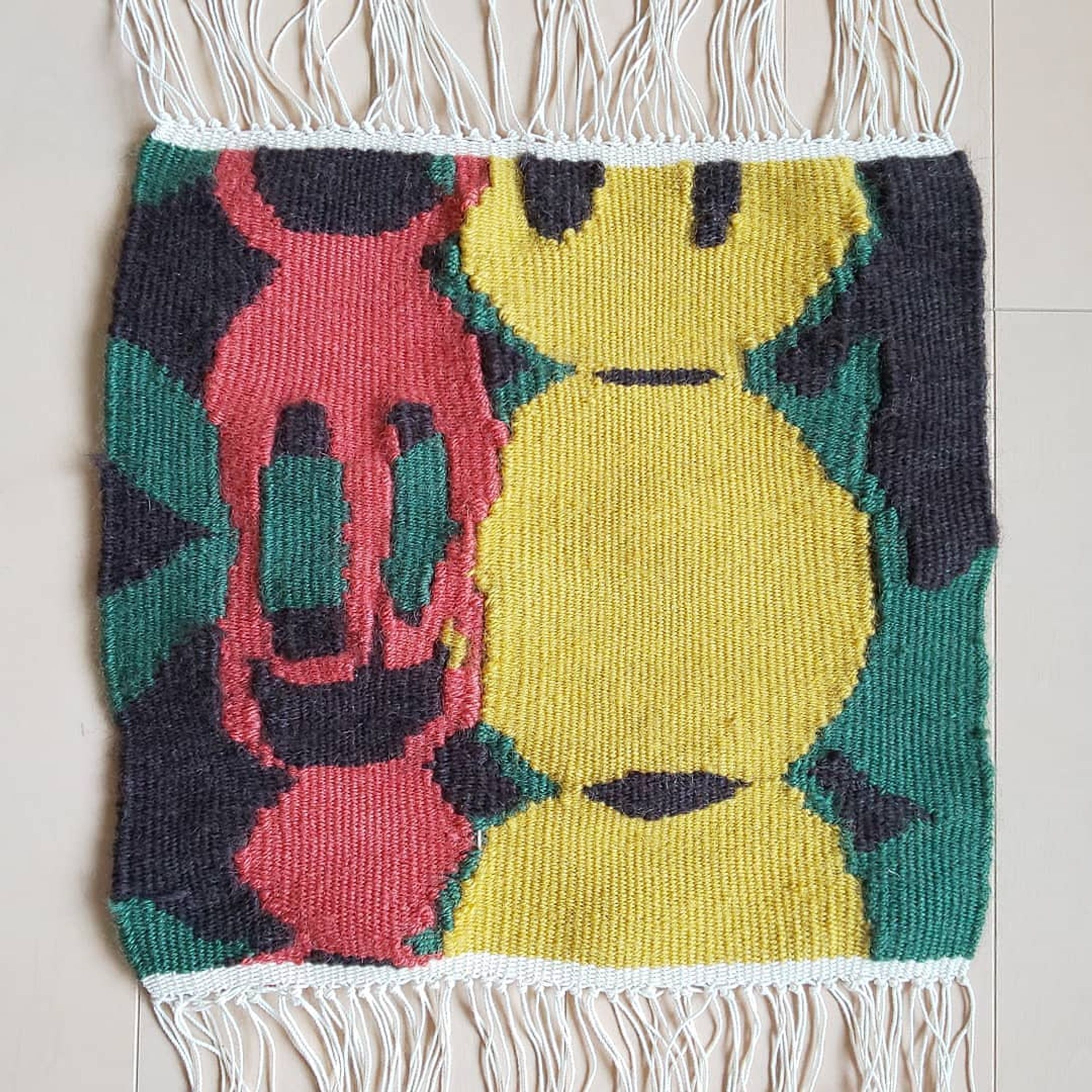 2020/1～2に制作した#綴れ織り です。以前投稿した生地と同じく#象形文字 の『#糸 』をモチーフにしています。

裏を見ながら織るスタイルは、ひっくり返すまで仕上がりが見えないスリルを味わえました。

案の定な箇所もありますが、段数密度をあまり気にしなくても求める形に向かっていけるのは楽しかったです。

次は色の切り替え方をもっと工夫したいですね。

#手作り部 #ハンドメイド #織り #手織り #綴織 #ダイソー毛糸 #ウール #タペストリー #2020-1