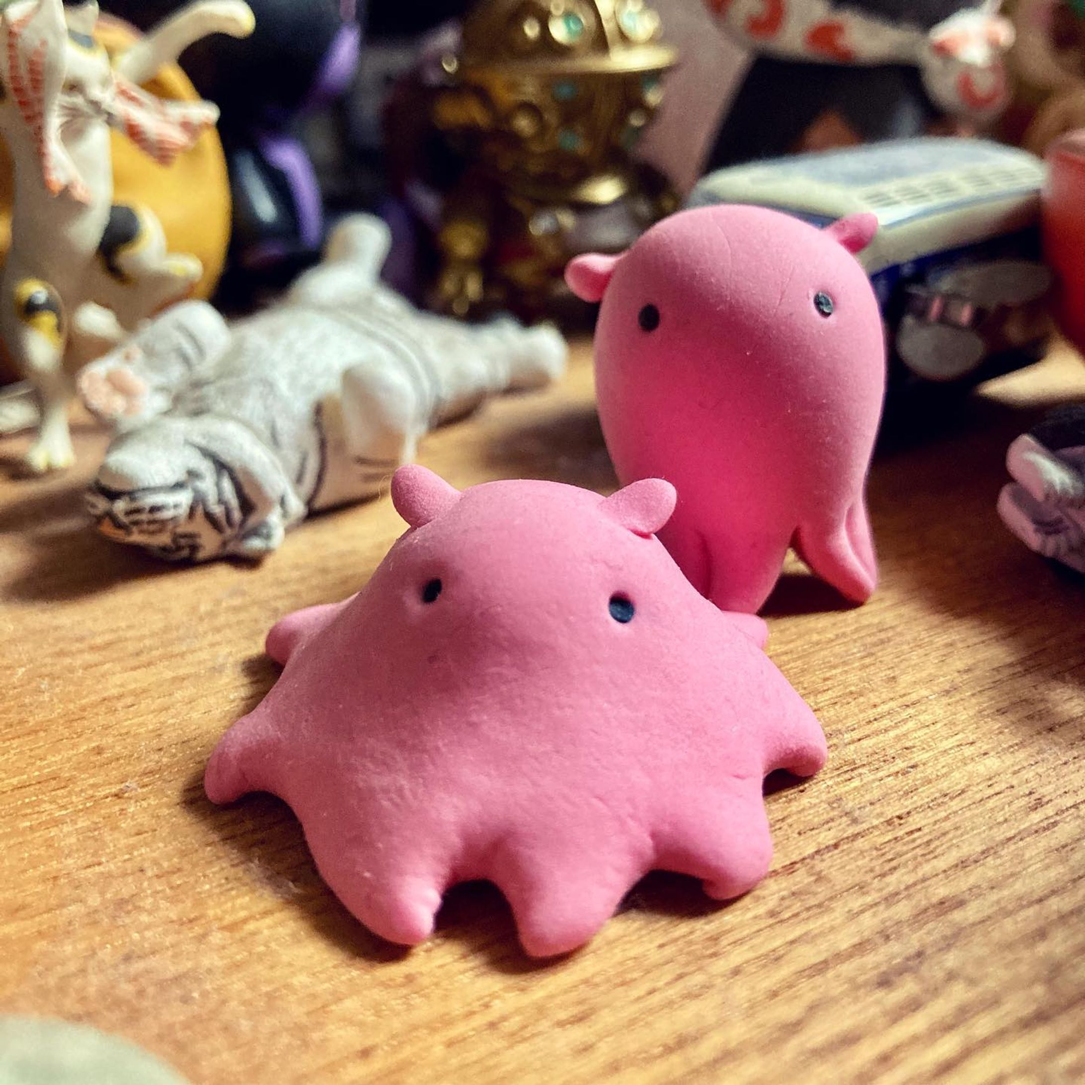 メンダコーズ逃走中

生まれたてのメンダコふたりがおもちゃ棚に逃走した模様🐙🐙
確保急げ💨

#メンダコ 
#めんだこ 
#たこ 
#タコ 
#蛸 
#octopus 
#おもちゃ 
#粘土 
#樹脂粘土 
#clay 
#clayart 
#claysculpture 
#polymerclay-1