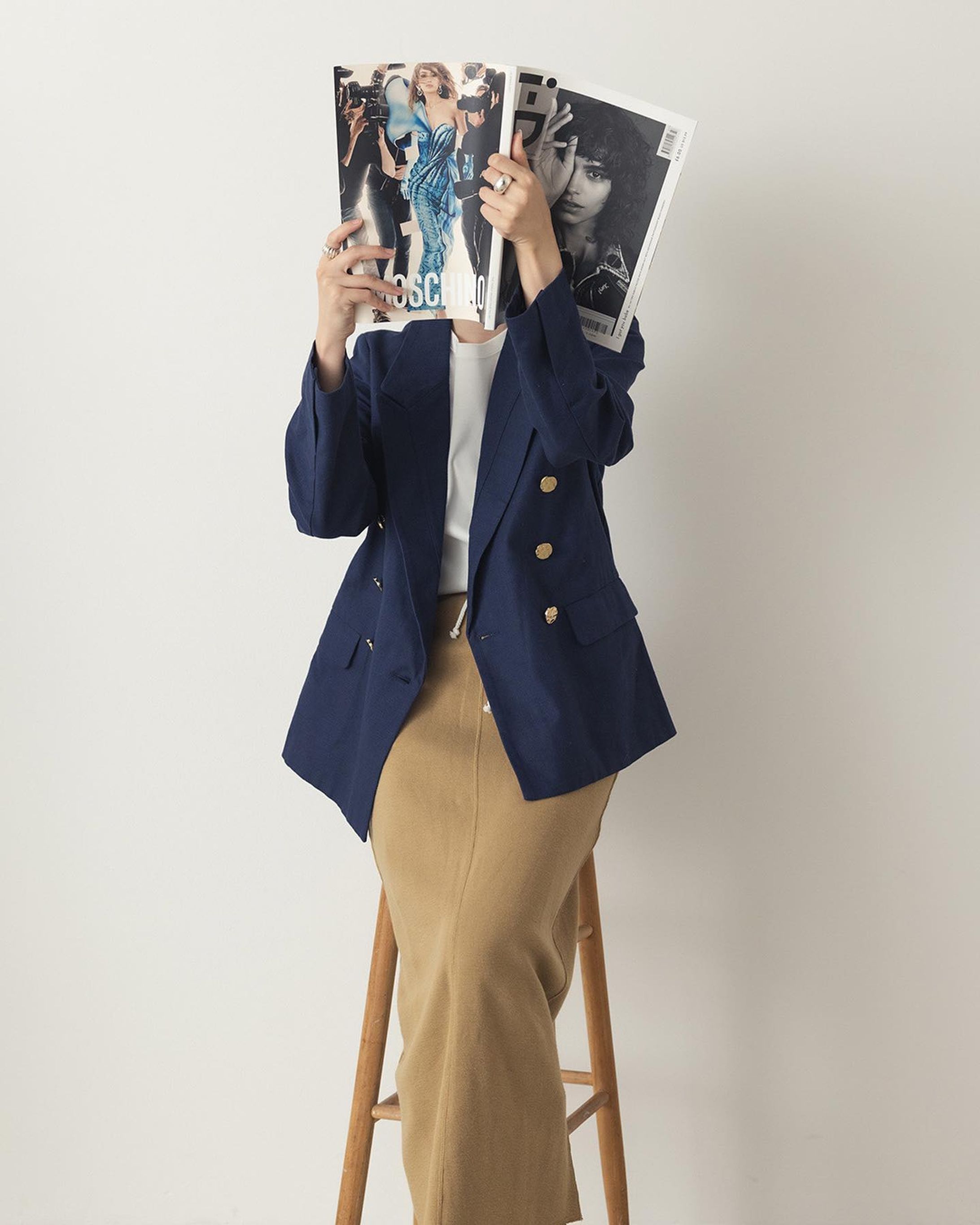 SPRING JACKET STYLE.
━━━━━━━━━━━━━━━━
気温が高くなってきた今、春のアウターに袖を通すだけで気分も一気に高まる！
定番を今年らしくアップデートする、“テイスト別で選ぶ”ジャケットスタイルをご紹介。

この春は、ネイビーに金ボタンがポイントのジャケットで上品さを兼ね揃えた大人な雰囲気を演出。カジュアルなオフィススタイルにも使える一着。

ぜひコーデ&お買い物の参考にしてみてください♡

商品詳細はアイテムをタップまたは
プロフィールのサイトURLをクリック✔
━━━━━━━━━━━━━━━━
#SHELTTERWEBSTORE #SWS
#MOUSSY #M_MOUSSY #SLY
#2023ss #spring2023
#ootd #outfit #outfitinspiration 
#springcolor #springlook #jacketstyle #longskirt #westernboots-1