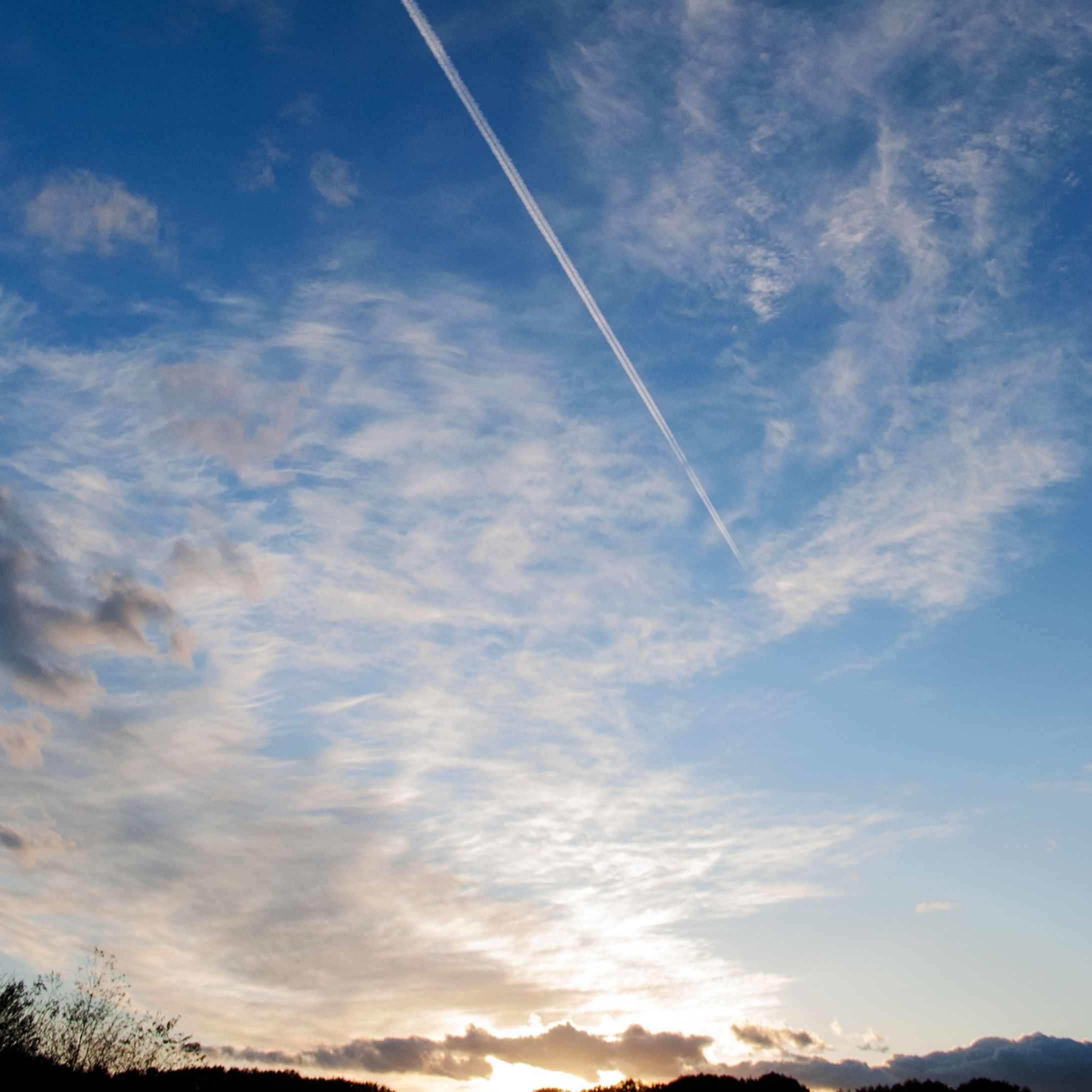#イマソラ #空 #今日の空 #夕方 #夕日 #夕陽 #夕焼け #夕焼け雲 #ひこうき雲 #ゆうやけこやけ部 #ファインダー越しの私の世界 #空が好きな人と繋ながりたい #写真が好きな人と繋ながりたい #カメラが好きな人と繋ながりたい #信州 #長野 #長野県 #sky #nagano#sunset #sunsets #sunsetlovers #sunset_pics #sunset_madness #view #views #viewpoint#iridescent_clouds-1