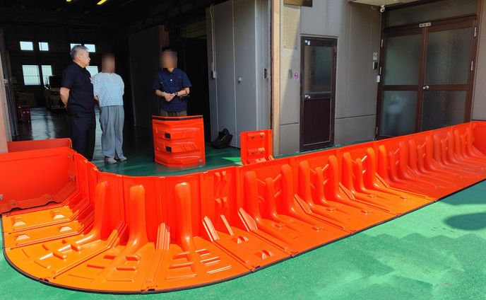 汗だく泥まみれになって重い土嚢を積む時代はもう終わり…？ 置くだけで簡単に浸水対策できる防災アイテムが登場