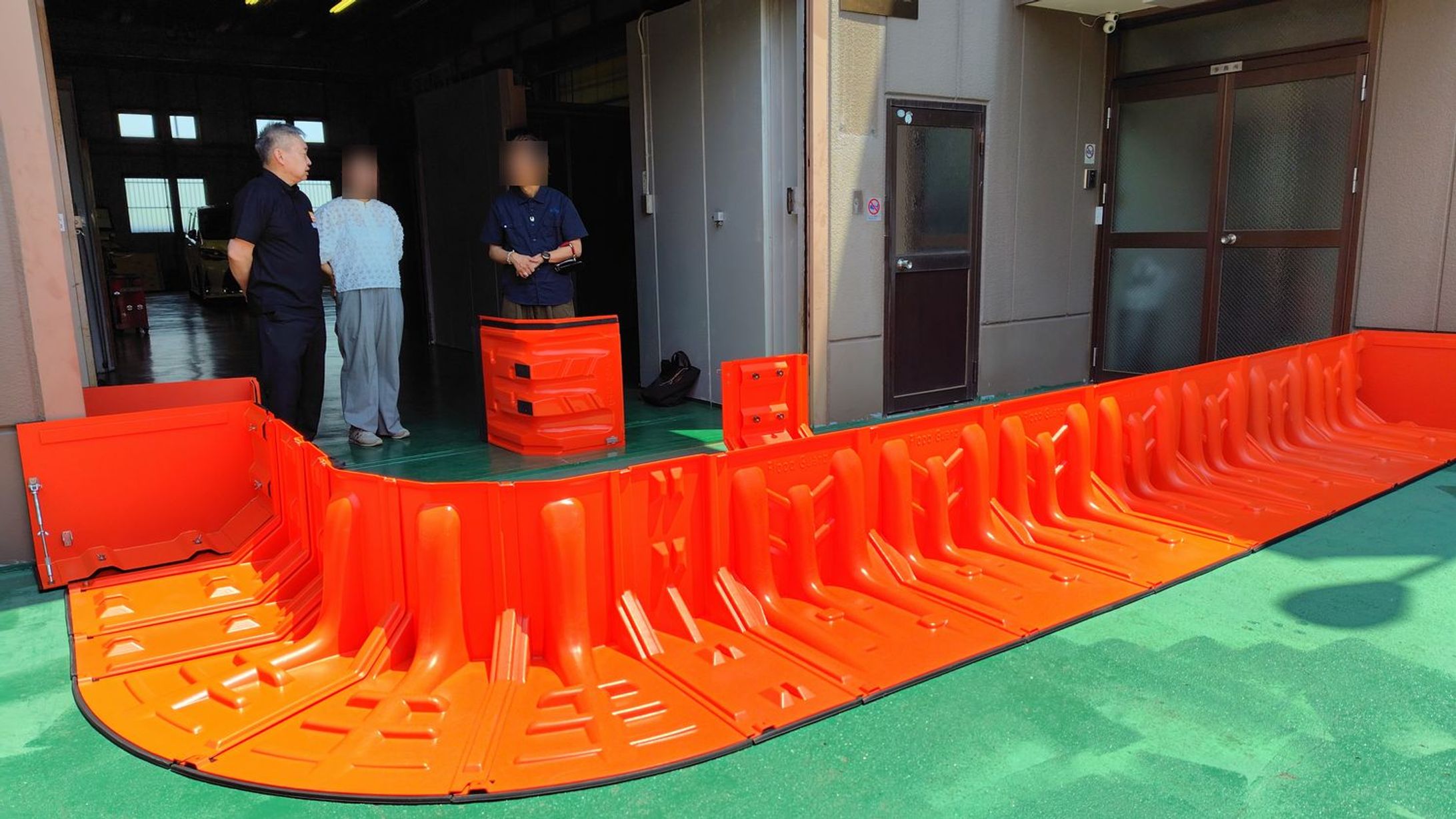 汗だく泥まみれになって重い土嚢を積む時代はもう終わり…？ 置くだけで簡単に浸水対策できる防災アイテムが登場-1