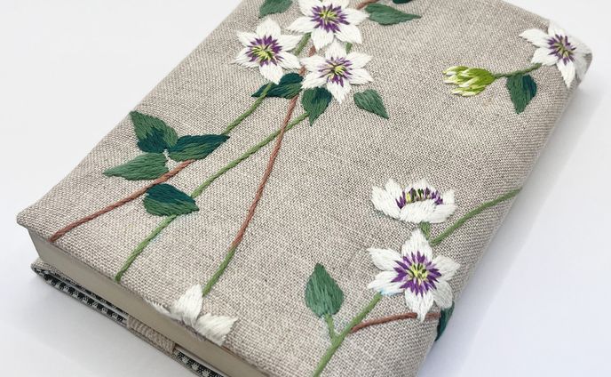 クレマチスの刺繍ブックカバー