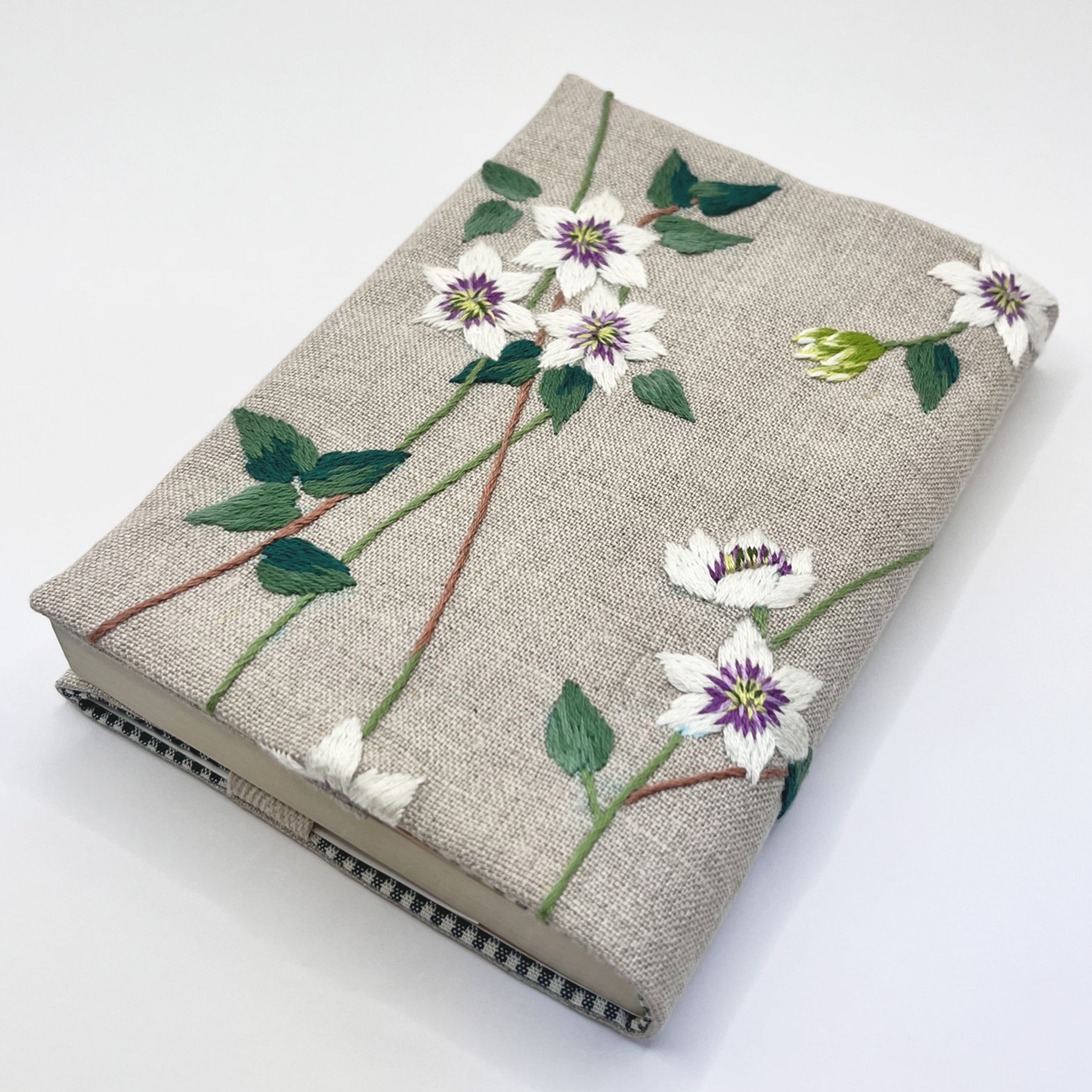 クレマチスの刺繍ブックカバー-1