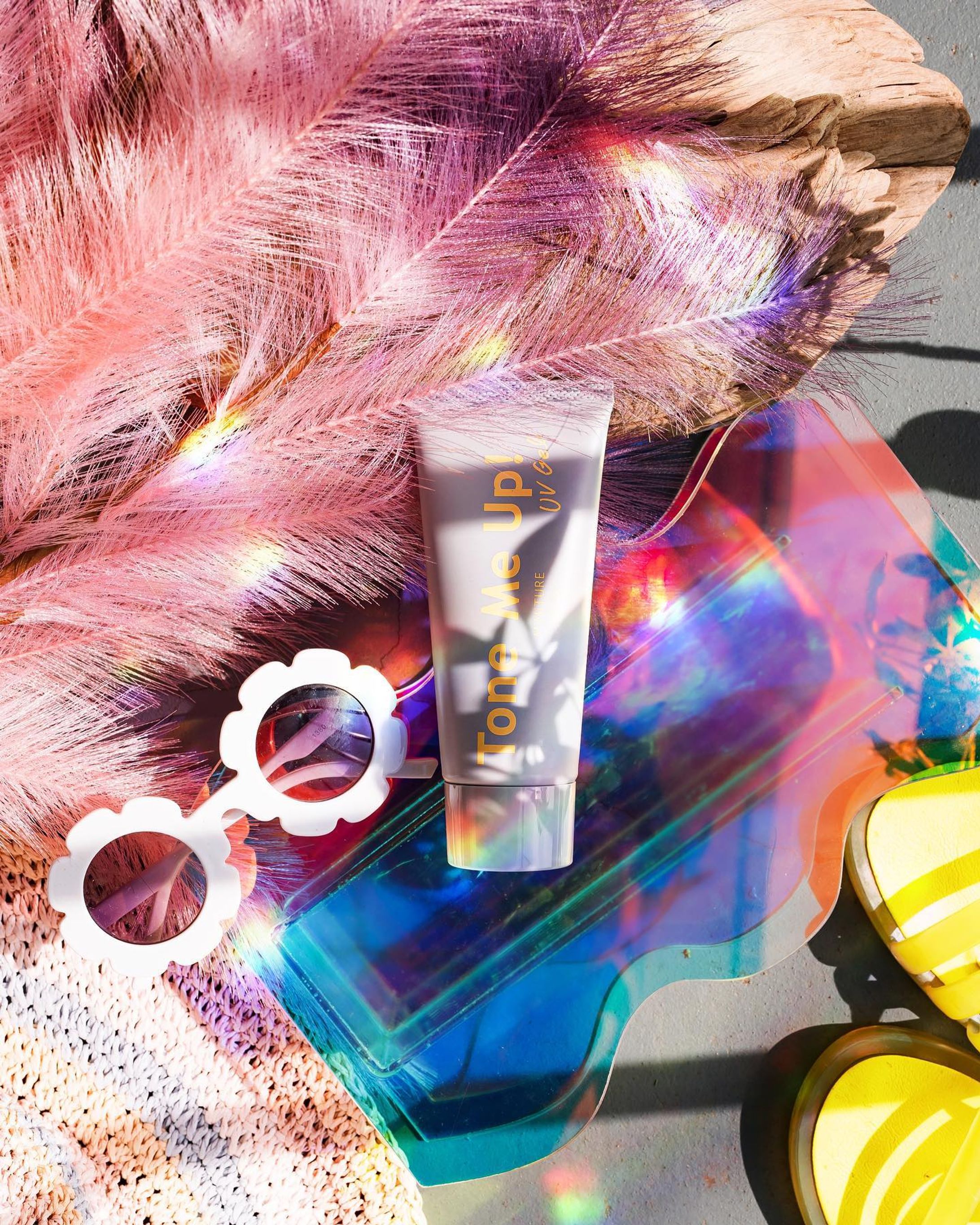 いつもいいね、コメント、DMありがとうございます❤︎
ガジェット、コスメ、他の投稿は→ @hana_yaya_m 
--------------------------------
『私のラインは私がキメる。』
限界を決めず好きな自分で生きていく全ての方のせなかをおすコスメシリーズ

☑︎MiMiTURU(ミミチュール)
 @mimiture_official 

なんとも今の私の心に寄り添うメッセージを届けてくれるミミチュール。

これからの季節にぴったりな、トーンアップUVジェルを使ってみました。

☑︎クラブミミチュールトーンミーアップUVジェル

色むら、くすみを自然にカバーしトーンアップが期待できるイエローカラーのジェル。

伸びも良くみずみずしく仕上がります。

使う上で私的マストな
SPF50＋　
PA＋＋＋＋
パラベン、アルコール、鉱物油フリーで石けん落ち。
(私はパラベンが苦手で入ってるとかゆくなりがち)

適量を手に取ってむらなく馴染ませるのがポイントです。

是非使ってみてね❤︎

#ツヤ肌 #化粧下地 #日焼け止め #トーンアップ #ミミチュール #クラブコスメチックス #商品撮影 #ブツ撮り #コスメ撮影-1