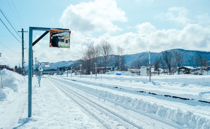 ⠀
【 北海道・上川町での移住生活日記 🏷Vol.20 】

GENICの企画で、上川町の暮らしを綴っていきます❄️
⠀
〰
⠀
１枚目：晴れた日のJR上川駅。北海道はとにかく広いのでメインの移動は車ですが、上川町はJRが通っているので、車がなくても旭川や札幌まで遊びに行くことができます。

２枚目：この日乗ったのは、旭川に向かう列車。上川駅が始発だったので、早めについて運転席からの景色を撮影。映画の一コマみたいな風景でした。

３〜４枚目：車窓からの景色。晴れた日は、ただ列車に乗っているだけで絵本の中のような眺めを楽しめます。川の一部が凍って雪が積もっている様子は、何度見ても美味しそうと思ってしまう。

５枚目：駅の近くで見かけた氷のキャンドル。コロナからの復興の祈りをこめて、町のあらゆるところでアイスキャンドルが灯されました。夜の写真はまた後日載せます！

６〜１０枚目：空がきれいだったので近所を散歩。この日の‪雲はちょっと夏っぽかった。

⠀
#KAMIKAWORK
#genic_japan
#プチ移住
#北海道移住
⠀
#北海道
#上川町
#層雲峡

#hokkaido #hokkaidosgram #ひみつの絶景北海道 #行き先は北海道 #홋카이도 #홋카이도여행 #hibi_jp #todays_blue_collection #冬の北海道 #北海道の冬