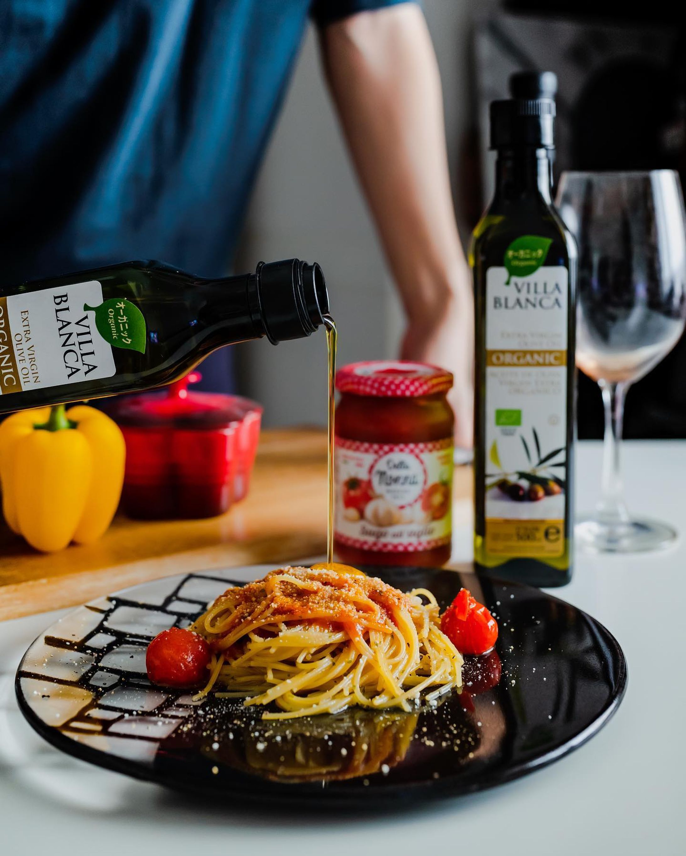 おうちごはん𓂃

パスタが並ぶことが多い我が家。

子供が生まれてからはアラビアータはあまり作らなくなり、シンプルなトマトソースが多くなったのだけど

めちゃくちゃおいしいトマトソースとオリーブオイルみつけた！

☑︎ ヴィラブランカ
有機EXVオリーブオイル 

☑︎ デラノンナ パスタソース
トマト＆ガーリック

ペペロンチーノも大好きなんだけど、このオリーブオイル

いくらかけてもくどくない。
たっぷりかけてもめちゃくちゃおいしくまろやかで

いい意味で軽かった。

撮影用に旦那さんに仕上げで上からかけてもらったんだけど

一発勝負なもんで最終的にかけすぎたなーーーと思いつつ食べたんですが←

いやかけすぎなんてことなかった。
むしろこのくらいかけた方が美味しいのでは・・・？？
っていうくらい美味しかった。

エキストラバージンのオリーブオイル、香りが強いものも多くて塩梅が難しいことあるんだけど

これはめちゃくちゃ凡庸性高く、香りが強すぎないので何にでも使いやすいです。
オススメ。本当に美味しかった。

トマトソースも酸味が強すぎず、ガーリックが効いていて

火入れの時間が短くても美味しかった。

この組み合わせ最強なのでは・・・？

私は頭おかしいくらい辛いのが好きで、家族と合わないのでアラビアータは我慢してたんだけど

トマトのパスタソースなら
自分用だけの為でも辛くアレンジできるので

すごいオススメ、というかめっちゃ良いものに出会えた。

今回は実はワンパンパスタにしてみたんだけど

ワンパンとは思えぬ美味しさ！！
作り方は超簡単で
①熱したオリーブオイルににんにくと鷹の爪すきなだけいれて、弱火でじっくり辛さと香りを出します

②パスタをそのままフライパンに入れて、熱湯を2〜300mlほど注ぎます。パスタの茹で時間が終わる頃に水分も9割飛んでいる程度の量がベストです。
(これによってオイルの簡易乳化ができます)

③パスタの茹で時間が終わる頃にトマトソースをお好みで入れ、火入れしながらあえます

④お皿に盛り付け、チーズとオイルを好きなだけかければ完成。

自分用のワンパンパスタだけどめっちゃうまかったのでぜひお試しあれ！
美味しいオイルとソースがあればすぐできます。

ちなみにお皿はほぼ毎日我が家の食卓にならぶサブロウガラス❤︎
ほんっっとに料理を格上げしてくれて、大好きなうつわです。
@saburo1976 

#nakato #nakato_selection #ヴィラブランカ #エキストラバージンオリーブオイル #オリーブオイルレシピ #オリーブオイル #有機JAS #デラノンナ #デラノンナパスタソース #トマトソース #monipla #nakato_fan #ワンポットパスタ #ワンパンパスタ #簡単パスタレシピ #簡単パスタ #サブロウガラス #トマトパスタ #ペペロンチーノ #おうちごはん #おうちパスタ-1