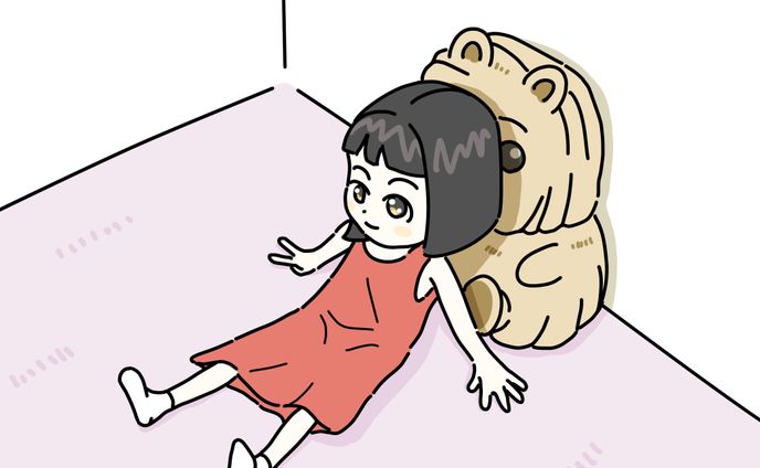 座っている女の子とぬいぐるみ