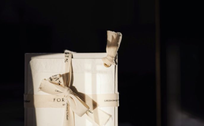 娘のイニシャルをいつも身につける𓂃𓂂
.
仕事で離れていても、
なんとなく娘を近くに感じてたい。
.
私は母なのだ
.
そんなことを、このリングに触れると思い出す。
.
命懸けで娘を産んだあのときのこと。
.
娘の産声を聴きながら、
途切れそうになる意識を必死に保ったあの誇らしい時間。
.
ふと心の薄い隙間に棘が刺さったようなとき、
.
命がけで頑張ったあの時の自分が
今の自分を奮い立たせてくれる。
.
日替わりで付け替えるアクセサリーも、気分をあげてくれて大好き。
私にとってなくてはならないものだけど
.
私を励ましてくれる
このリングみたいなジュエリーも
.
私にとってはなくてはならないもの𓂃𓂂
.
生まれて初めて自分のために購入したジュエリーは真っ赤なルビーのネックレスだった。
.
赤はいつも私にパワーをくれるラッキーカラーなのです
.
☑︎💍
@forestpercent_official 
.
.
#宝物
#サステナブルファッション #ベビーリング #出産祝い #帝王切開 #逆子 
#stilllifephotography#still_life#stilllife_perfection#still_life_gallery#still_life_mood#物撮り#ブツ撮り#商品撮影#スタイリングフォト#フォトスタイリング#写真教室#イメージフォト#shadowplay#shadowphotography#shadow #自然光 #自然光撮影 #sonya7iii