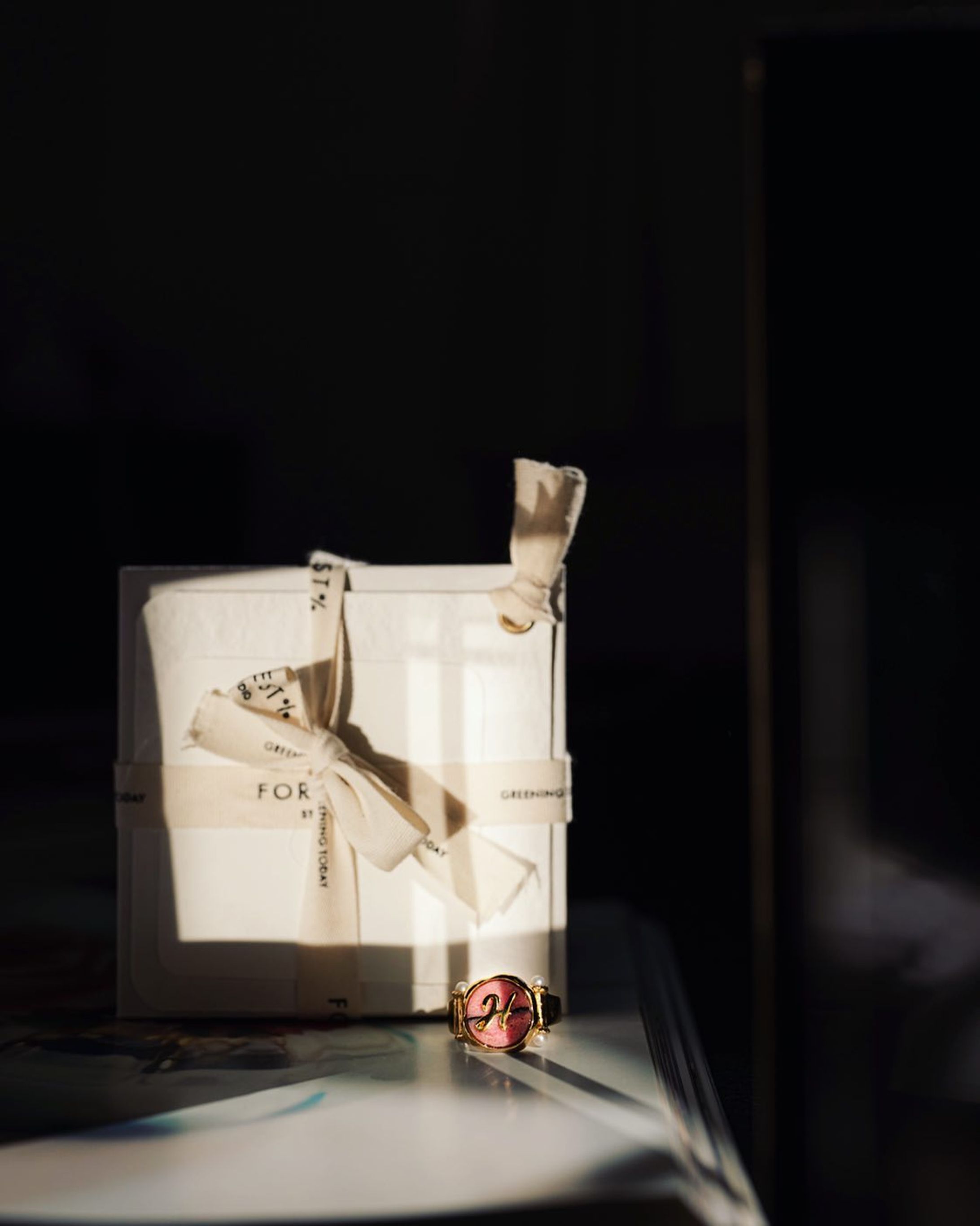 娘のイニシャルをいつも身につける𓂃𓂂
.
仕事で離れていても、
なんとなく娘を近くに感じてたい。
.
私は母なのだ
.
そんなことを、このリングに触れると思い出す。
.
命懸けで娘を産んだあのときのこと。
.
娘の産声を聴きながら、
途切れそうになる意識を必死に保ったあの誇らしい時間。
.
ふと心の薄い隙間に棘が刺さったようなとき、
.
命がけで頑張ったあの時の自分が
今の自分を奮い立たせてくれる。
.
日替わりで付け替えるアクセサリーも、気分をあげてくれて大好き。
私にとってなくてはならないものだけど
.
私を励ましてくれる
このリングみたいなジュエリーも
.
私にとってはなくてはならないもの𓂃𓂂
.
生まれて初めて自分のために購入したジュエリーは真っ赤なルビーのネックレスだった。
.
赤はいつも私にパワーをくれるラッキーカラーなのです
.
☑︎💍
@forestpercent_official 
.
.
#宝物
#サステナブルファッション #ベビーリング #出産祝い #帝王切開 #逆子 
#stilllifephotography#still_life#stilllife_perfection#still_life_gallery#still_life_mood#物撮り#ブツ撮り#商品撮影#スタイリングフォト#フォトスタイリング#写真教室#イメージフォト#shadowplay#shadowphotography#shadow #自然光 #自然光撮影 #sonya7iii-1