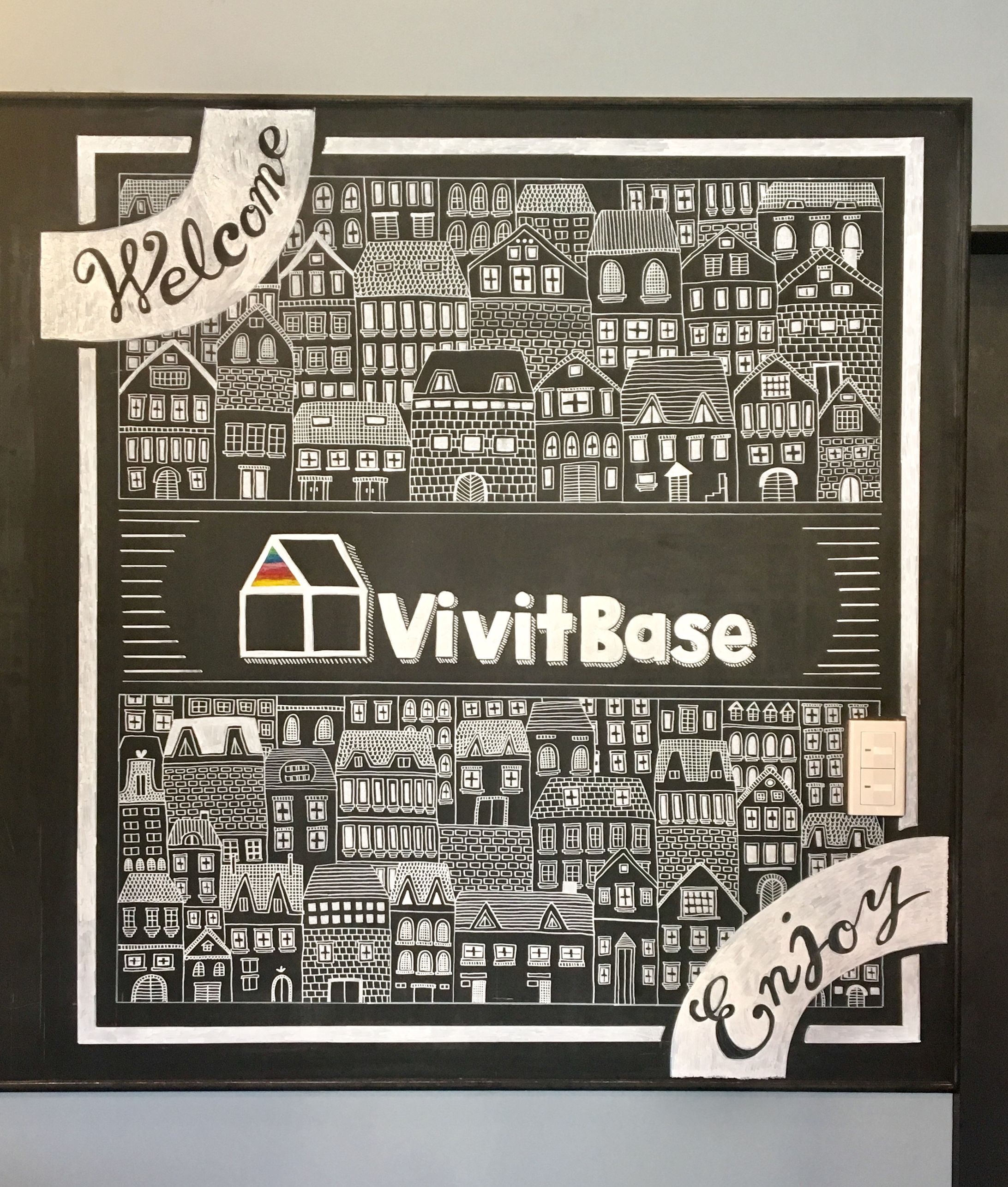 vivit base 店内壁-1
