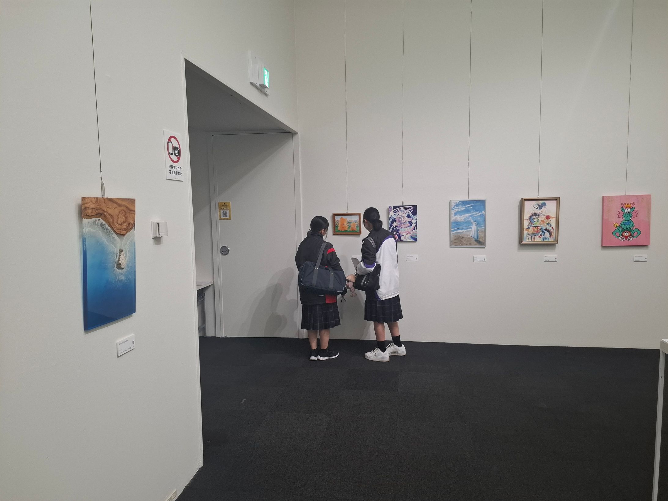 この写真は、作品をじっくり観てくれた学生の女の子たちです。在館した2日間ちょくせつ隅々まで観てくださる方、写真を一生懸命撮ってくれた小さな女の子など嬉しい場面に遭遇しました。ありがとうございます。 この写真は、作品をじっくり観てくれた学生の女の子たちです。在館した2日間ちょくせつ隅々まで観てくださる方、写真を一生懸命撮ってくれた小さな女の子など嬉しい場面に遭遇しました。ありがとうございます。