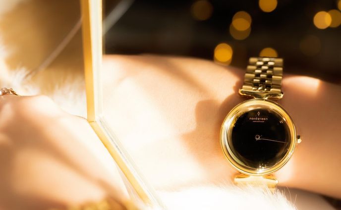 new in𓂃

クリスマスシーズンに、
Nordgreen(ノードグリーン)

@nordgreenofficial_japan の時計をお迎え🥺

オールゴールドの5リングブレスにしたよ❤︎

これクリスマスプレゼントにもオススメ・・・

3枚目に動画があるのでそっちのがわかりやすいかも。

ノードグリーンはサステナブルに注目したデンマークの腕時計ブランド。

シンプルで高級感があって、ユニセックスにもつけられる素敵なデザインがたくさんあるんだけど

私はUnikaのシリーズをチョイス。

文字盤が一切ないシンプルなデザインなんだけど、つるんとしていて光の加減でいろんな表情になるとっても素敵なデザインに一目惚れ❤︎

ピンクゴールドやマットなシルバーなどなど、ベルトもかなり細かく選べます😫

いやとにかくめっちゃかわいい・・・

ホリデーキャンペーン中で、15%オフになるクーポンとストラップが追加で一本無料になるクーポンがあるので是非使ってください❤︎
※併用不可

フォロワーさん
☑︎15%OFFクーポンコード :hanam (1/31まで有効)

☑︎フリーストラップコード :hanamFS (1/31まで有効)

しかもね、ノードグリーンはサステナブルに積極的に取り組んでくれていて、
12/26までに私のクーポンコードで購入すると

食事に困っている方々に7食の食事を提供してくれるんだとか。
セカンドハーベストジャパンっていう団体があるのだけど、今回はそちらのご協力のもとでそういった素敵な取り組みもしてくれてます。

私も実は以前、セカンドハーベストジャパンのお手伝いをしたことがあるんだけど

日本だけでも困っている人は本当に身近にいて、プレゼントを買うっていう行為で
さらに誰かの助けになるなんて

とてもあたたかくて優しい取り組みだと思います。

クリスマスギフトで悩んでいるならとてもオススメ。
19日までにオーダーすればクリスマスまでに受け取れるそうですよ💖

クーポンは本当にお得なので是非この機会にゲットしてみてください❤︎

プロフにリンクも貼っておくね🏃‍♀️

#クリスマス
#クリスマスプレゼント
#ノードグリーン
#nordgreen 
#クーポンコード #クリスマスプレゼントにオススメ #unika