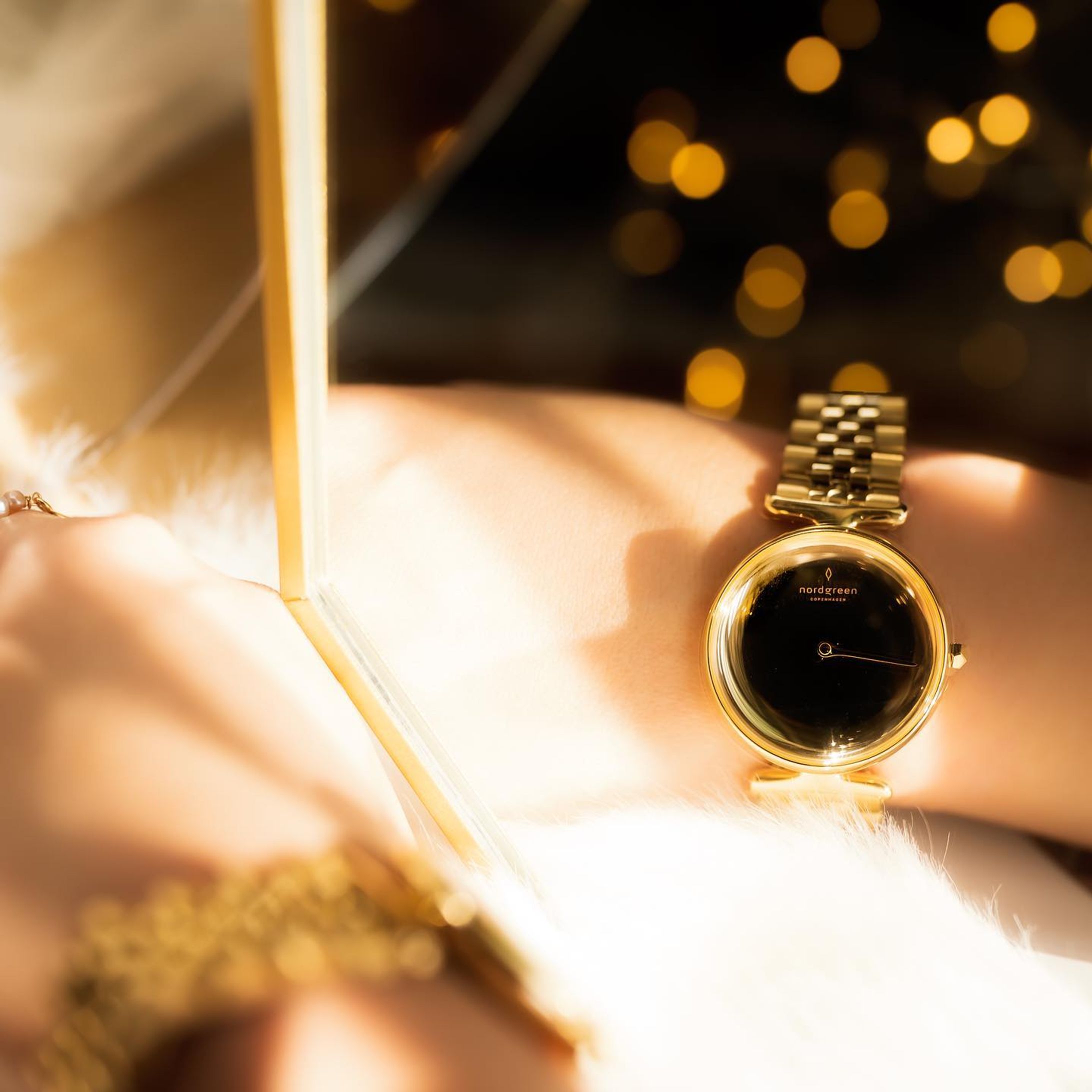 new in𓂃

クリスマスシーズンに、
Nordgreen(ノードグリーン)

@nordgreenofficial_japan の時計をお迎え🥺

オールゴールドの5リングブレスにしたよ❤︎

これクリスマスプレゼントにもオススメ・・・

3枚目に動画があるのでそっちのがわかりやすいかも。

ノードグリーンはサステナブルに注目したデンマークの腕時計ブランド。

シンプルで高級感があって、ユニセックスにもつけられる素敵なデザインがたくさんあるんだけど

私はUnikaのシリーズをチョイス。

文字盤が一切ないシンプルなデザインなんだけど、つるんとしていて光の加減でいろんな表情になるとっても素敵なデザインに一目惚れ❤︎

ピンクゴールドやマットなシルバーなどなど、ベルトもかなり細かく選べます😫

いやとにかくめっちゃかわいい・・・

ホリデーキャンペーン中で、15%オフになるクーポンとストラップが追加で一本無料になるクーポンがあるので是非使ってください❤︎
※併用不可

フォロワーさん
☑︎15%OFFクーポンコード :hanam (1/31まで有効)

☑︎フリーストラップコード :hanamFS (1/31まで有効)

しかもね、ノードグリーンはサステナブルに積極的に取り組んでくれていて、
12/26までに私のクーポンコードで購入すると

食事に困っている方々に7食の食事を提供してくれるんだとか。
セカンドハーベストジャパンっていう団体があるのだけど、今回はそちらのご協力のもとでそういった素敵な取り組みもしてくれてます。

私も実は以前、セカンドハーベストジャパンのお手伝いをしたことがあるんだけど

日本だけでも困っている人は本当に身近にいて、プレゼントを買うっていう行為で
さらに誰かの助けになるなんて

とてもあたたかくて優しい取り組みだと思います。

クリスマスギフトで悩んでいるならとてもオススメ。
19日までにオーダーすればクリスマスまでに受け取れるそうですよ💖

クーポンは本当にお得なので是非この機会にゲットしてみてください❤︎

プロフにリンクも貼っておくね🏃‍♀️

#クリスマス
#クリスマスプレゼント
#ノードグリーン
#nordgreen 
#クーポンコード #クリスマスプレゼントにオススメ #unika-1