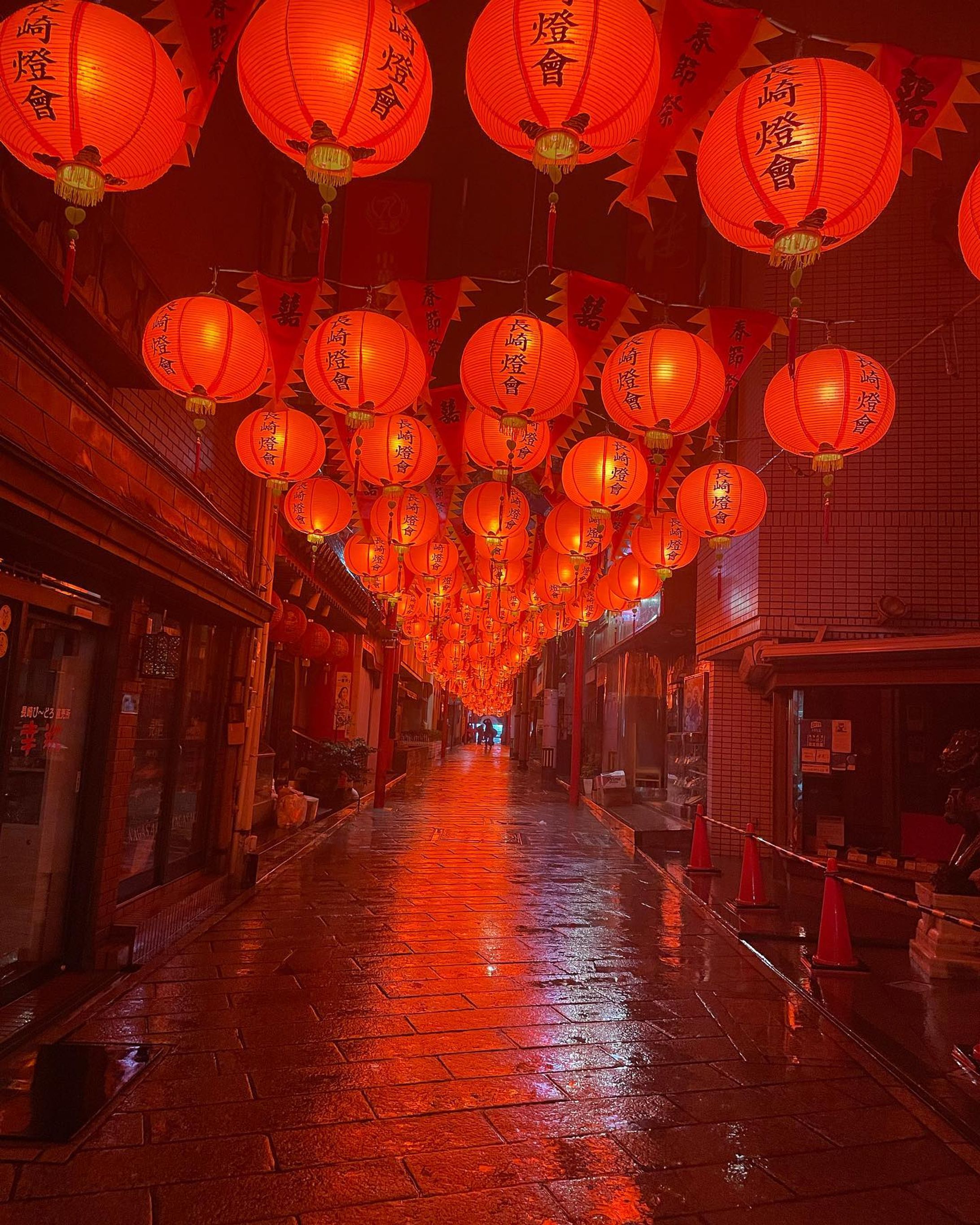 #長崎 #長崎ランタンフェスティバル2023 

五島の旅で出会った方にランタンフェスティバルの開催日を教えてもらって、開会式に向かった日のこと。

「雨ですがご紹介いただいたとおり行ってきました。さすがの盛り上がりですね」と伝えたら、「雨上がりは地面にランタンが照らされて一層綺麗ですよ」と返信が来たその矢先、銭湯から出てきたら雨が止んでて見れた奇跡の景色。-1