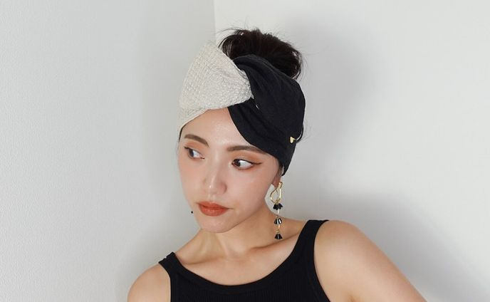 𝒘𝒂𝒇𝒇𝒍𝒆 𝒍𝒊𝒏𝒆𝒏 𝒃𝒊-𝒄𝒐𝒍𝒐𝒓🤍🖤

※時期によりチャームのデザインが
少し変更する場合がございます。 
ご理解の程宜しくお願い致します。

麻100%で作られた、ナチュラル感たっぷりのリネンワッフルとリネンブラックのバイカラー。

直接お肌に触れる裏地には、
先染めワッシャーガーゼを使用し、
優しい使い心地で上質なカバーになっています。
産後の方へのプレゼントにもお喜びいただけそうです。

たっぷりの生地を使用したWワイド幅。

夏はナチュラルなロンパースやワンピースなどに。

秋冬は綺麗めやナチュラルカラーのコート、
vintageスタイルに合わせても
素敵だと思います。

2回捻ると、ワッフル生地の方にブラックリネンが来たり、お団子巻きの時はどちらのカラーを前面に持ってくるかで
印象を変えることができる更に便利な一面も◎

サイドはQPPA®︎オリジナルチャームがキラッと光り高級感をプラスしています。

〰️𝑸 𝑷 𝑷 𝑨®︎ キュッパ〰️
𓇼𝑯𝒂𝒊𝒓 𝒄𝒂𝒓𝒆 𝒂𝒄𝒄𝒆𝒔𝒔𝒐𝒓𝒊𝒆𝒔湘南茅ヶ崎

🌿日々のビューティケアをおしゃれにラクにhappyに

҉  着せ替えワイヤーターバン
҉  国産洗えるシルクのナイトキャップ
҉  スクエアシュシュ・吸水ガーゼシュシュetc...

♥ 大人の身だしなみを簡単に整える
♥ 時短でおしゃれしたい方
♥ 使い心地の良いヘアアクセサリー
♥お子様用ナイトキャップをお探しの方
♥ 上質で永く使えるモノが良い
♥ 少し変わったプレゼントをお探しの方（プレゼント梱包無料です。）

🛒オンラインショップはプロフィールからご覧下さい。
🛍Creema＆minne で販売中
“QPPA®︎”で検索お願いします。

当店のナイトキャップは
兵庫県姫路市花田町上原田170-1
@emcafe
にてお取り扱いしております。

 ✦ ✦ ✦ ✦ ✦ ✦ ✦ ✦ ✦ ✦ ✦ ✦ ✦ ✦ #キュッパ #着せ替えターバン  #ヨガ#ターバンアレンジ #ターバン #ターバンヘア #ターバンコーデ #ヘアアレンジ #ヘアアクセサリー #ヘアアクセ #ヘアバンド#海 #湘南スタイル  #茅ヶ崎 #ヘアケアグッズ #時短ヘアアレンジ #ワイヤーターバン #ミニマルライフ#creema#minne#時短おしゃれ#大人の身だしなみ#ナイトキャップ#お子様ナイトキャップ#時短#コスパ#ヘアケア #shonan#shonanlife#shonan_time