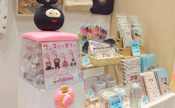 ⭐️デザインフェスタ vol55⭐️
＼＼2日目スタート／／
ガチャガチャ人気なので中身補充しました！
ブースでお待ちしてまーす✨.
.
会場∶東京ビッグサイト
期間∶2022年5月21日(土)～5月22日(日)
11:00～19:00.
.
🍀ブース🍀
西館4F J-144.
.
🍀販売予定商品🍀
ハマDecoクリアファイル A4サイズ 2種
各500円.
.
ハマDecoリングノートA5サイズ 2種
各550円.
.
デザインボールペン 4種
各350円.
.
全機種対応 手帳型スマホケースLサイズ 2種
各1,800円.
.
全機種対応 手帳型スマホケースLLサイズ 2種
各2,000円.
.
ハマDecoトートバッグ 2種
各3,500円.
.
フルグラフィックTシャツ
S・Mサイズ 4,300円
Lサイズ 4,500円.
.
ハマDecoタンブラー加湿器
3,000円.
.
ハマDecoファスナーポーチ
2,200円.
.
ハマDecoマグカップ
1,200円.
.
ハマDecoキーホルダー
700円.
.
アクリルキーホルダーガチャガチャ
1回500円.
.
※内容は予告なく変更になる場合があります※
※在庫が数個程度の商品もございます※.
.
グッズ販売だけでなくライブパフォーマンスやグルメも盛りだくさん楽しいイベントです！
ぜひ足を運んでいただけると嬉しいです✨.
.
#デザインフェスタ #デザフェス #デザインフェスタ55 #デザフェス55 #展示会 #横浜 #yokohama #ヨコハマ #みなとみらい #東京ビッグサイト #ビッグサイト #グッズ #物販 #スイーツ #イラスト #illustration #絵 #お絵描き #picture #デザイン #design #アート #art #クリエイター #イラストレーター #デザイナー #グラフィックデザイナー #イラストレーター #イラストレーターさんと繋がりたい