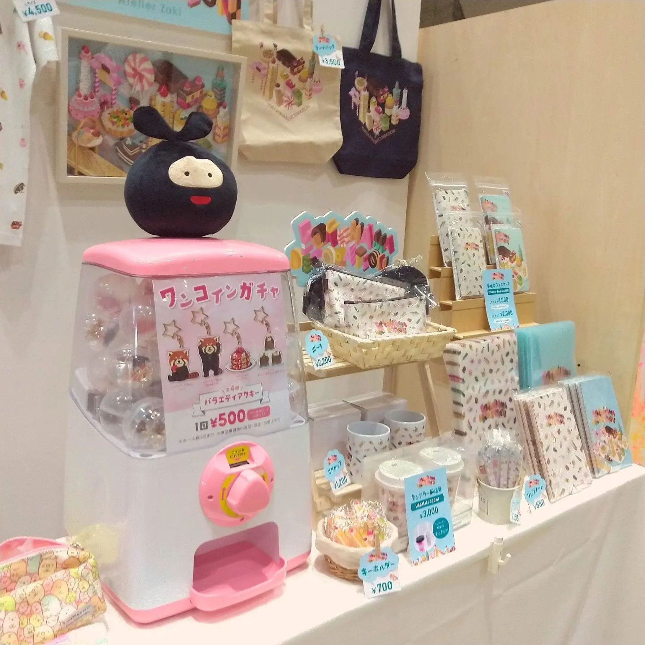 ⭐️デザインフェスタ vol55⭐️
＼＼2日目スタート／／
ガチャガチャ人気なので中身補充しました！
ブースでお待ちしてまーす✨.
.
会場∶東京ビッグサイト
期間∶2022年5月21日(土)～5月22日(日)
11:00～19:00.
.
🍀ブース🍀
西館4F J-144.
.
🍀販売予定商品🍀
ハマDecoクリアファイル A4サイズ 2種
各500円.
.
ハマDecoリングノートA5サイズ 2種
各550円.
.
デザインボールペン 4種
各350円.
.
全機種対応 手帳型スマホケースLサイズ 2種
各1,800円.
.
全機種対応 手帳型スマホケースLLサイズ 2種
各2,000円.
.
ハマDecoトートバッグ 2種
各3,500円.
.
フルグラフィックTシャツ
S・Mサイズ 4,300円
Lサイズ 4,500円.
.
ハマDecoタンブラー加湿器
3,000円.
.
ハマDecoファスナーポーチ
2,200円.
.
ハマDecoマグカップ
1,200円.
.
ハマDecoキーホルダー
700円.
.
アクリルキーホルダーガチャガチャ
1回500円.
.
※内容は予告なく変更になる場合があります※
※在庫が数個程度の商品もございます※.
.
グッズ販売だけでなくライブパフォーマンスやグルメも盛りだくさん楽しいイベントです！
ぜひ足を運んでいただけると嬉しいです✨.
.
#デザインフェスタ #デザフェス #デザインフェスタ55 #デザフェス55 #展示会 #横浜 #yokohama #ヨコハマ #みなとみらい #東京ビッグサイト #ビッグサイト #グッズ #物販 #スイーツ #イラスト #illustration #絵 #お絵描き #picture #デザイン #design #アート #art #クリエイター #イラストレーター #デザイナー #グラフィックデザイナー #イラストレーター #イラストレーターさんと繋がりたい-1