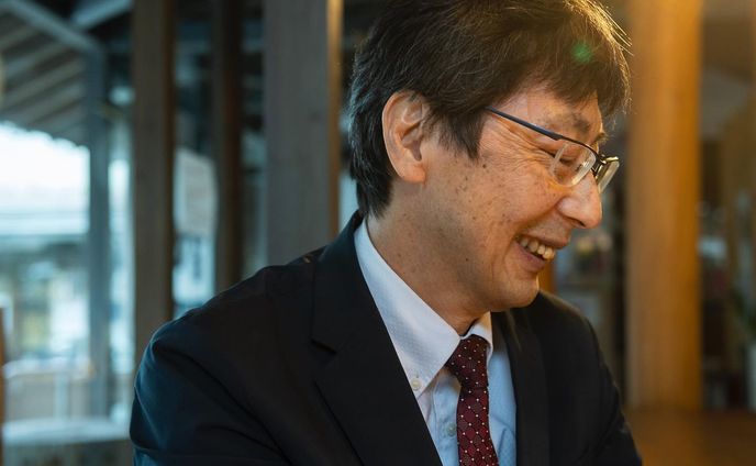 井上製麺 ｜ 5代目 井上義博
Inoue Seimen / 5th generation president Yoshihiro Inoue
.
.
 
「安心して、新しい家庭の味を育んでいっていただけたらと、そう願っております。」
 
 
創業1873年。
今年で148年の季を数える老舗です。
 
冬の料理には温かい、にゅう麺。
古代米や熊笹を練りこんだ彩り豊かな麺。
ラーメンやパスタにしても美味しい健康志向の低糖麺。
 
井上さんは、神埼そうめんの名に頼ることなく
時代に合った麺の可能性を追求し続けています。
 
１年中楽しめて、子どもも喜ぶ素麺は、毎日の献立に悩む私の心強い味方です。
佐賀のり「香味干し」との相性も抜群なので、ぜひお試しください。

 
“It is our pleasure if you can grow up your new taste at home peacefully.”
 
Founded in 1873, Inoue Seimen has been in business for 148 years.
 
In winter, we can enjoy warm dish called “Nyu-men”.
 
And these colorful noodles are the “Kodai-men” enriched with ancient herbs and grains: Kumazasa (a variety of Japanese bamboo known for its detoxification properties), Red and Purple Rice (two ancient grains noted for their health benefits).
The versatile low-carb noodles can be served in soup as ramen, stir-fried with vegetables, or as substitute for pasta in Western-style dishes.
 
Mr. Inoue is continuing to pursue the possibilities of noodles.
 
These noodles can be enjoyable all year round. And my son loves these noodles.
Inoue Seimen is a lifesaver for me as I struggle with our daily menu.
 
It is also a perfect match for Sanpuku Nori’s "Koumiboshi Nori", so please try it.
 
.
.
 
#sagacollective #サガコレクティブ
#sagacollective_introduction #ここに集う匠 #sagacollective_井上製麺
#井上製麺 #inoueseimen #神埼そうめん #kanzakisomen
#kanzakisomennoodle 
#神の白糸 #kaminoshiraito #素麺 #somen #wheatflournoodles
#佐賀 #佐賀県 #saga #saga_japan #コメント大歓迎