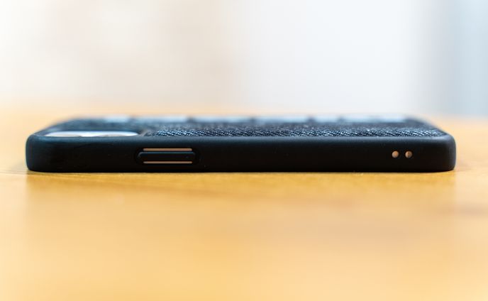 【iPhone12】デニムの素材感と衝撃に優れたDIESELのスマホケースをレビュー