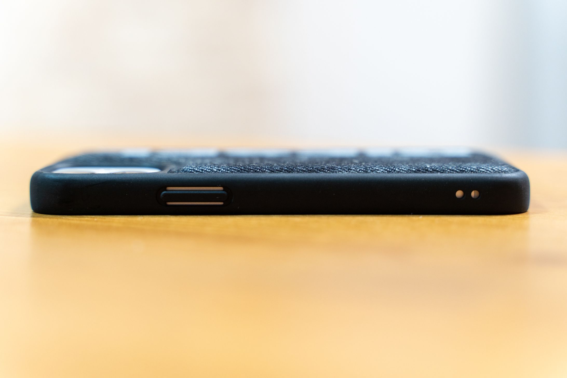 【iPhone12】デニムの素材感と衝撃に優れたDIESELのスマホケースをレビュー-1