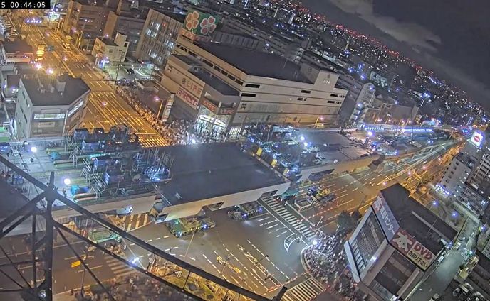 高速道路はこうやって掛け替えられる！ 深夜の吊り上げ作業…大迫力のタイムラプス動画が90万再生突破　3年越しの大工事がクライマックス