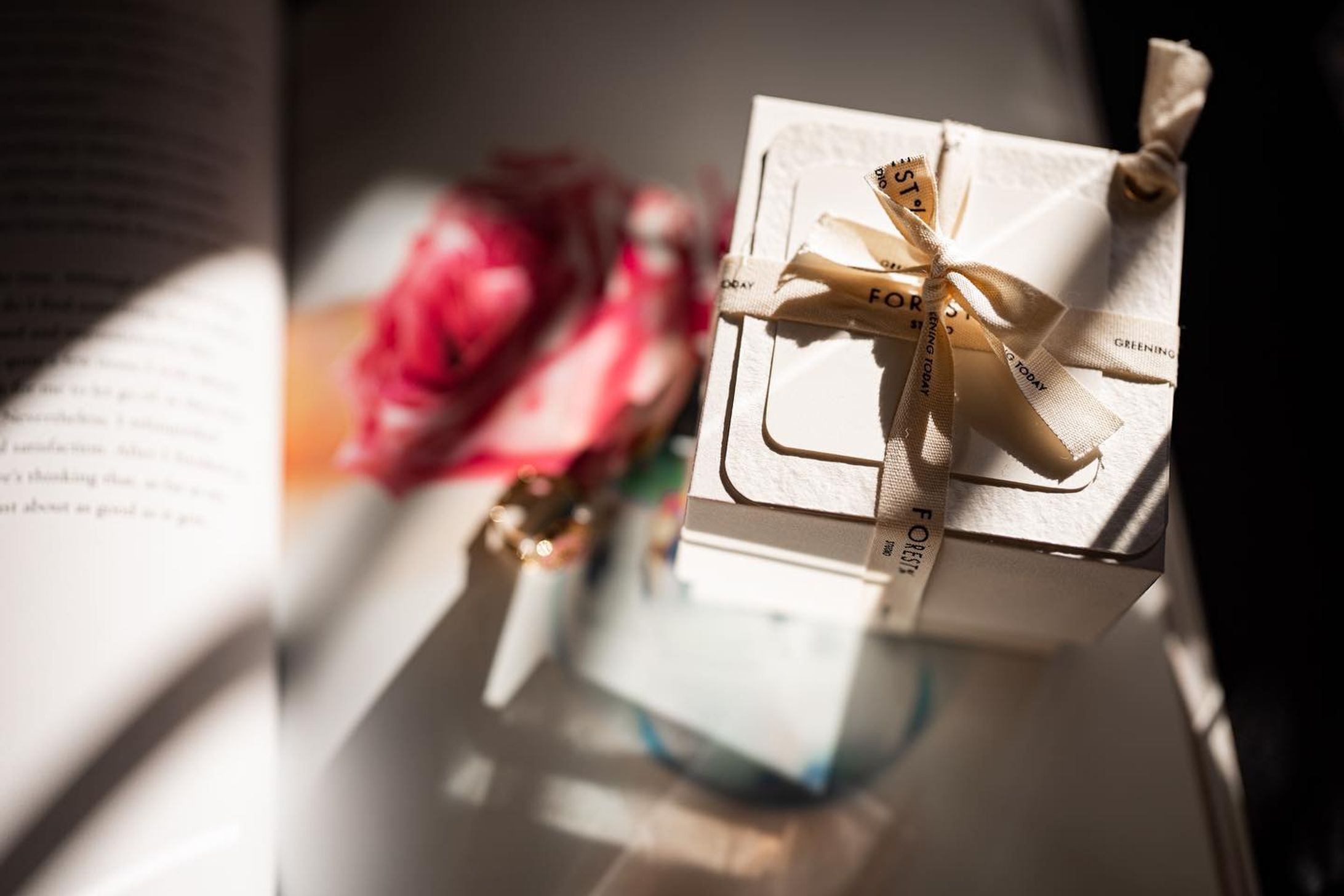 @forestpercent_official 
.
とっっても特別に感じられるギフトラッピング。
.
娘をいつでも近くに感じられるような特別なリングを作ってもらったの𓂃𓂂﻿
.
ギフトラッピングがあまりに素敵だった。
.
たくさんPOSTさせてほしい𓂃𓂂﻿
.
#forestpercent
#オーダーリング
#サステナブルファッション 
#jewellery #お守りジュエリー
#ご褒美ジュエリー
#ベビーリング #プレゼント #ギフトラッピング #ラッピングアイデア #ママファッション 
#stilllifephotography#still_life#stilllife_perfection#still_life_gallery#still_life_mood#物撮り#ブツ撮り#商品撮影#スタイリングフォト#フォトスタイリング#写真教室#イメージフォト　#shadowplay#shadowphotography#shadow #自然光 #自然光撮影 #sonya7iii-1