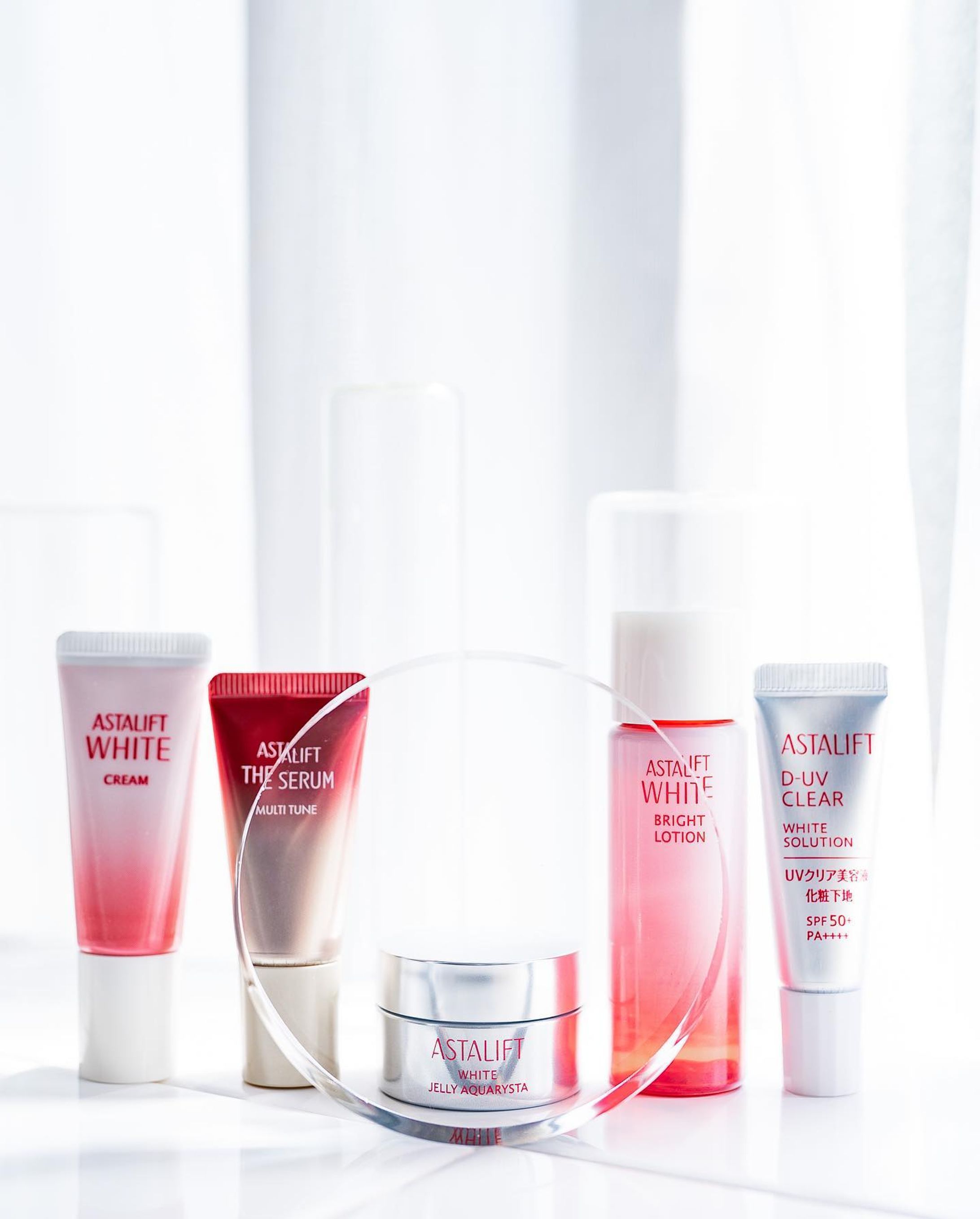 アスタリフト、美白/UVお試しセット𓂃

ずっと気になってたアスタリフト。
特に先行美容液のジェリー　アクアリスタを使ってみたかった！

洗顔後、化粧水の前に使うタイプでプルップルのテクスチャって珍しくてどんなふうに馴染むのかなって思ってたのですが、肌に伸ばすとぷるぷるのテクスチャがじゅわっと馴染んで気持ちいい❤︎

ナノセラミドをたっぷり含んでいて、お肌を整えてくれるそう。
特別なケアしてるなぁって実感がもてるような美容液だった🥺

お試しセットには新商品のザ　セラム　マルチチューンも7日間お試しできるサイズで入っていて、使い心地が好きでした😌

ハリ、美白、シワ改善にアプローチしてくれるザ　セラム　マルチチューン。

アスタリフトが気になってるかたは、7日間しっかり試せるお試しセットでまずは試してみて❤︎

#アスタリフト #アスタリフトザセラム #浸透型リポソーム #高機能美容液 #アスタリフトお試しセット #Astalift #PR #Snapmart #エイジングケア #ブツ撮り#商品撮影 #美白ケア #アラサースキンケア #産後ケア-1