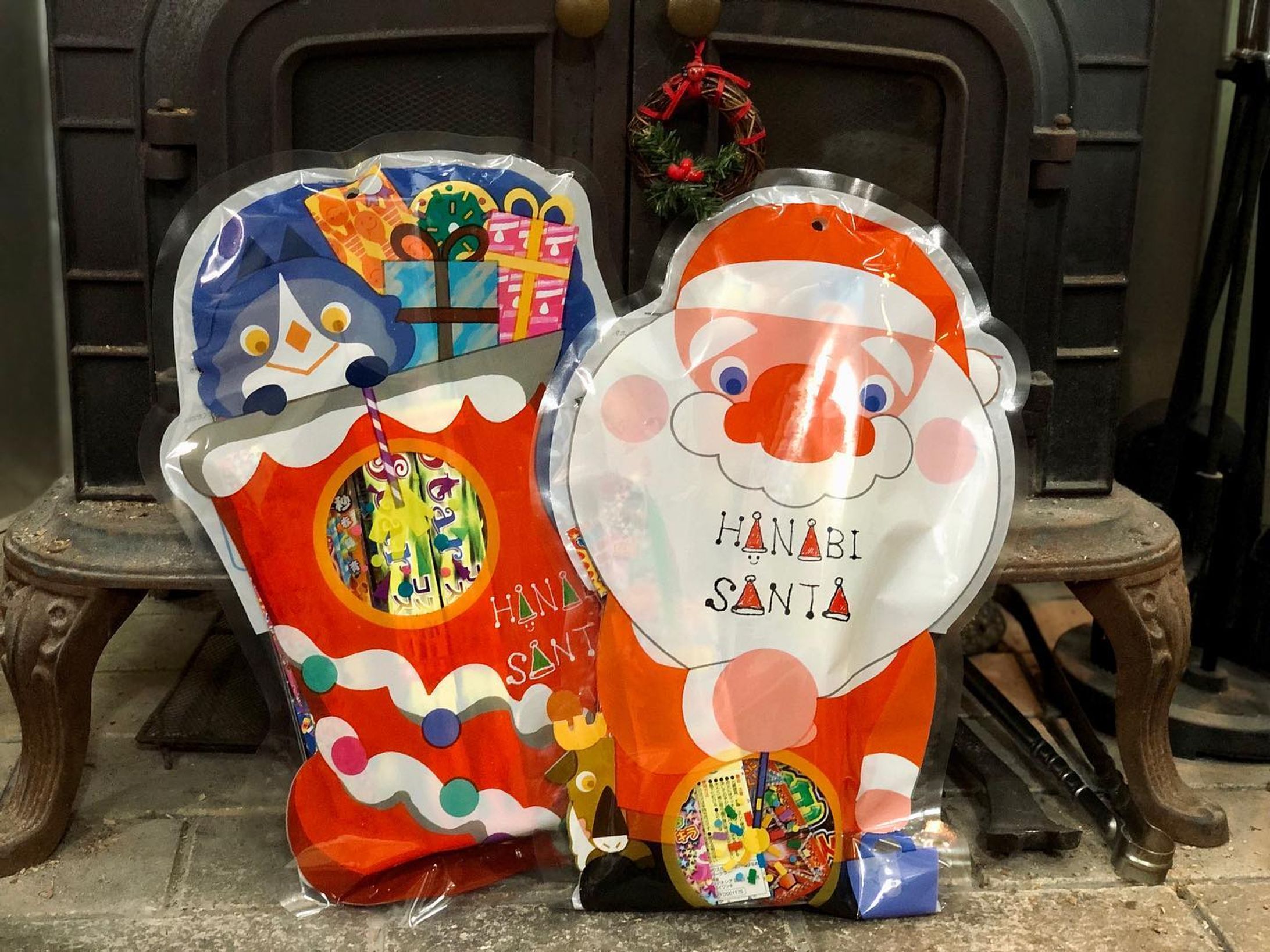 ＼ロシトロカwork🎆／
株式会社 若松屋 
冬の花火をテーマにしたおもちゃ花火セットの
クリスマスパッケージを２種類描きました😌🎄

クリスマスは終わってしまったけれど
和歌山に帰ったらサンタさんがきてくれました🎅🎁✨
.
.
.
#hanabi #fireworks #firework #花火 #おもちゃ花火 #パッケージ #santaclaus #サンタ #🎁 #present #gift #christmas #merrychristmas 

#ロシトロカ #lositoloca #illustration #illustrator-1