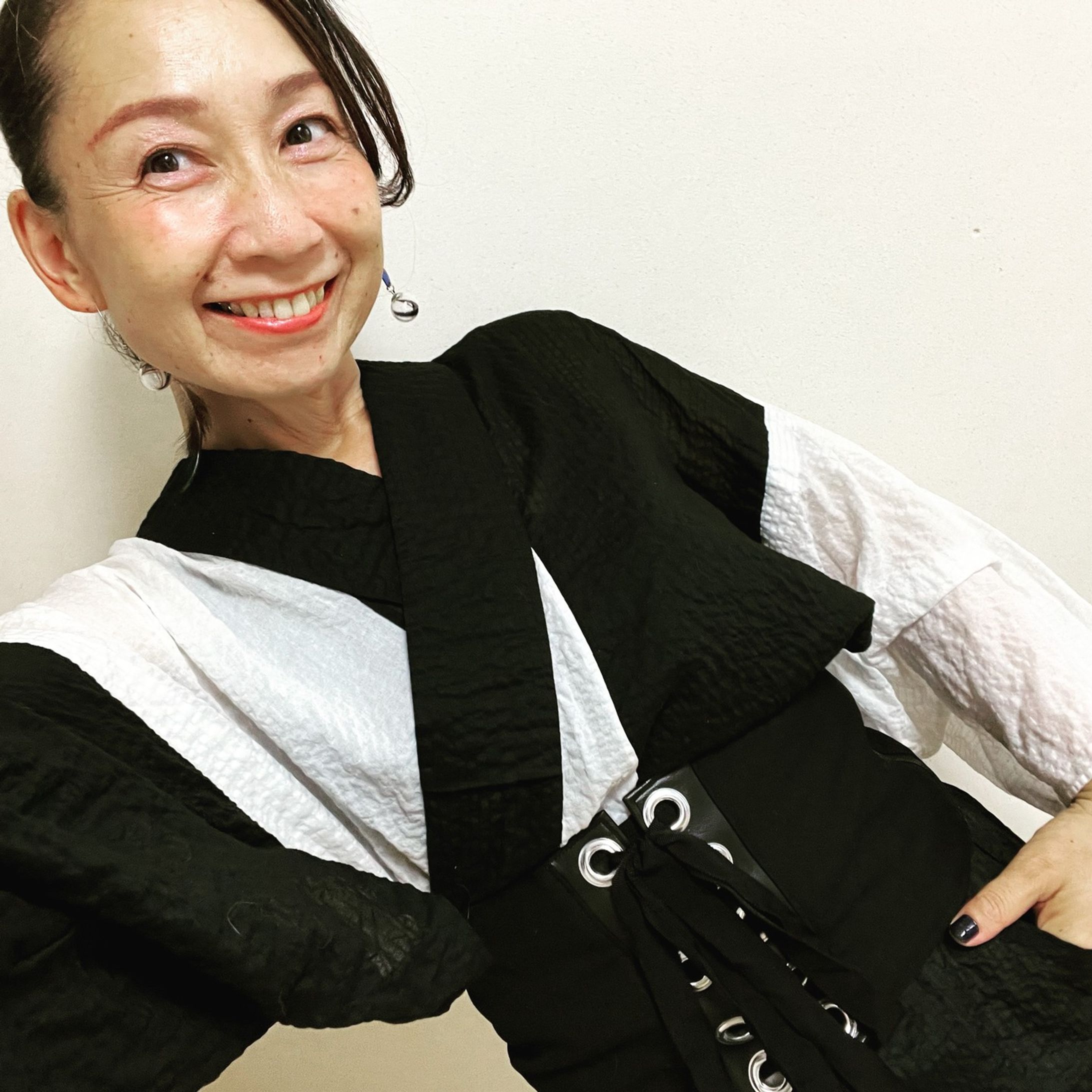 夏の着物は白黒の半身替り（片身替り）！

綿１００％の塩縮生地で作ったので、軽くて薄くて乾きやすい。塩縮生地の特徴として、シワ加工のクシャクシャとした感じのため、肌にくっつきにくくサラッとしています。
夏にぴったりの素材なんですよ。
汗をかいたら洗濯機で洗って、翌日には乾いてるので、連日のお出かけにも困りません♪

白と黒の2色使いにすることで、個性的でクールな印象に仕上げられました。

もちろん『ポケット付き』です✨

＃オリジナル着物 ＃kimono ＃洗える着物 　＃綿100％ ＃夏着物 ＃浴衣 ＃モノトーン ＃着物 ＃着物好きな人と繋がりたい-1