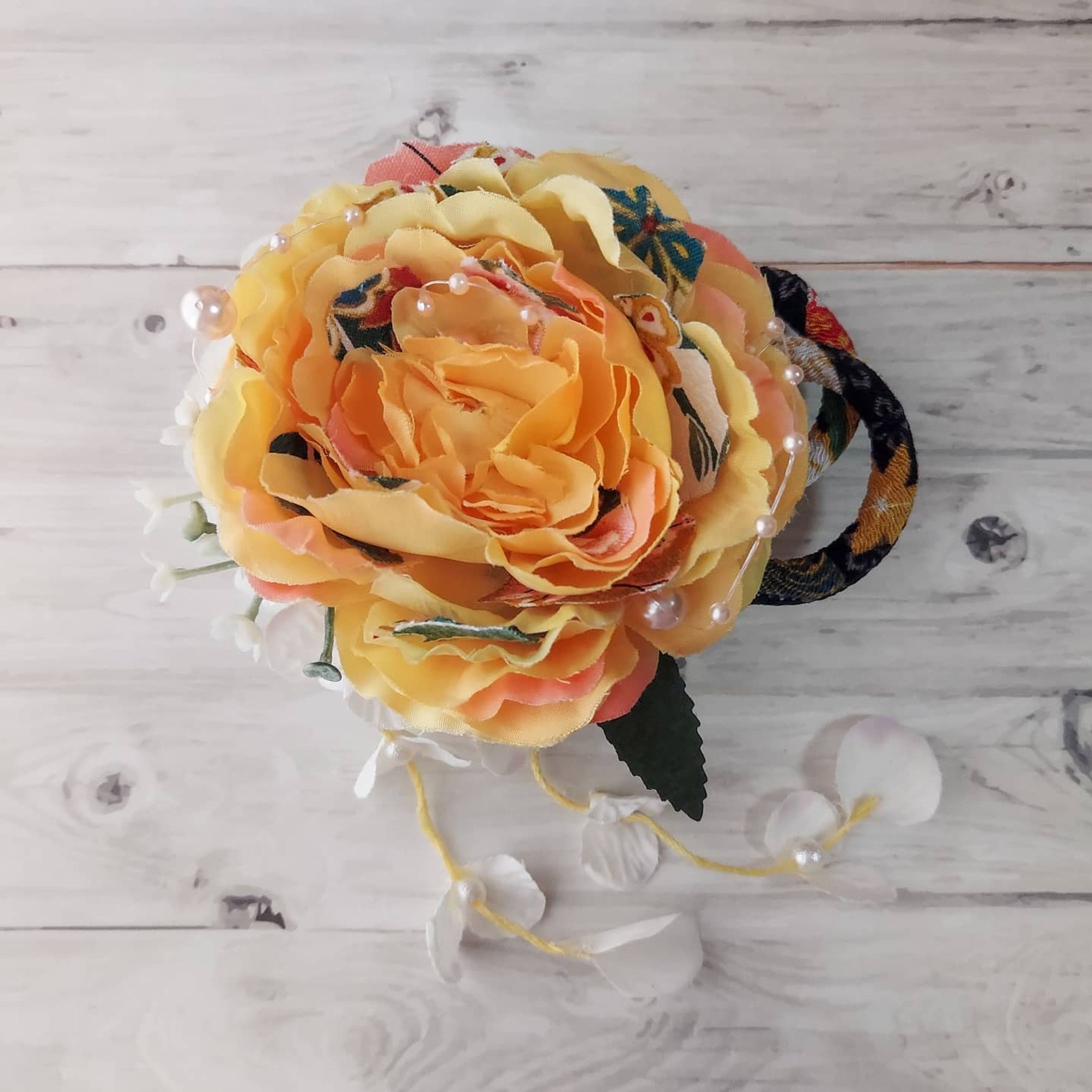 イエローラナンキュラスのしだれ和・花飾り・髪飾り～ゆれる花びら～【2wayクリップ&ピン】 🌹-1