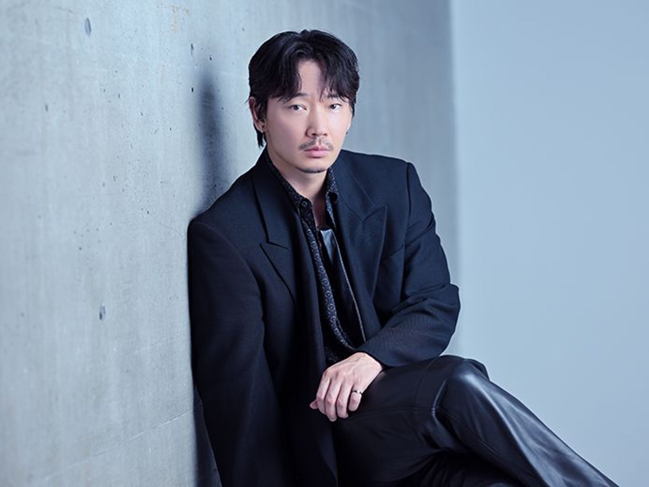 映画「星と月は天の穴」主演・綾野剛さんインタビュー　肉体的表現を抑制した「耳で観る映画」｜好書好日-1