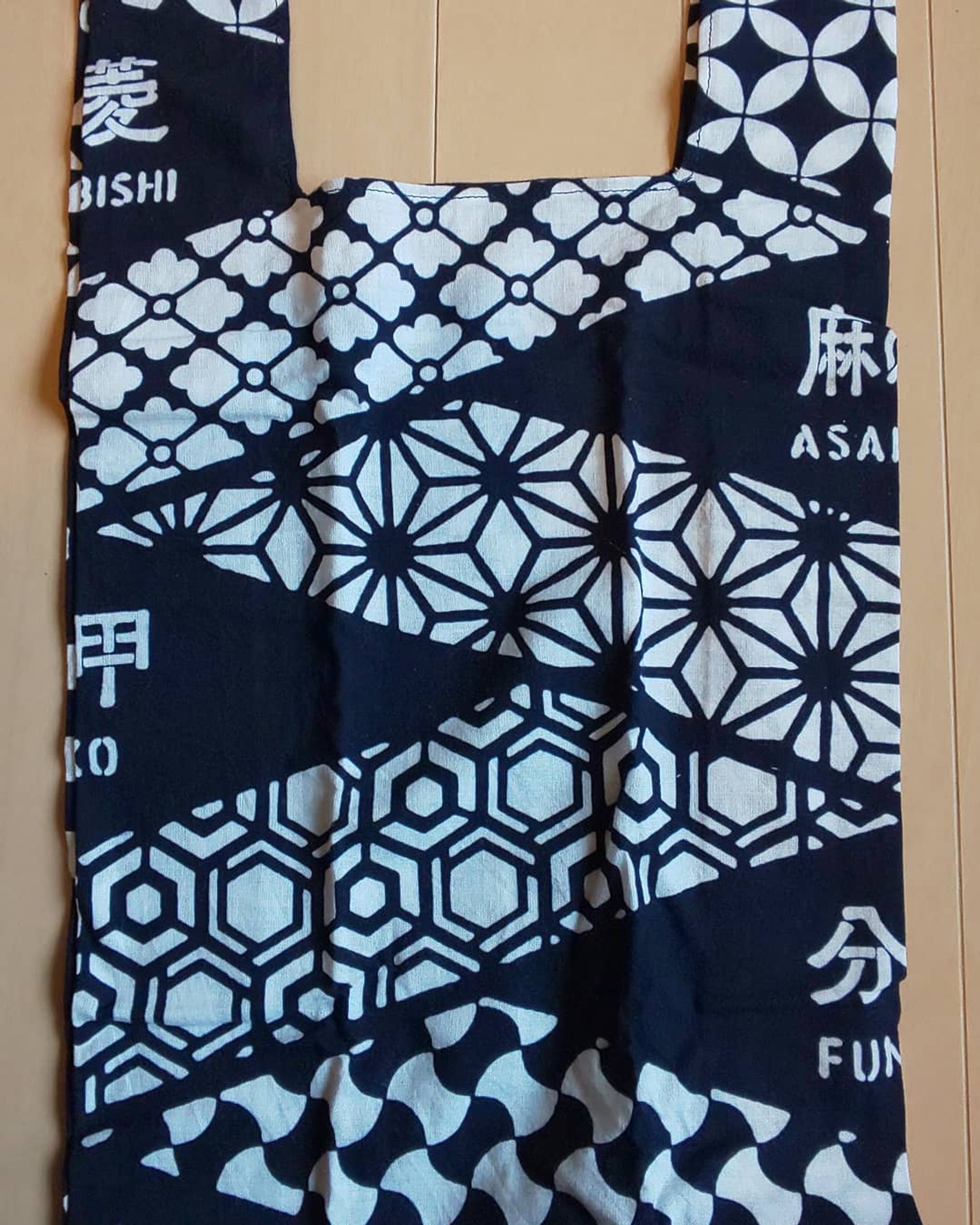 染めの小道2019を見に行った際に購入したオリジナル手拭いでエコバッグを作りました。

半分に折ったサイズそのままに仕立てたので無駄がなくて、使いきった達成感があります。

柄の参考にと友人に貸したら、とても綺麗に畳まれて帰ってきたので逆再生っぽく投稿です。

#手作り部 #手芸 #裁縫 #エコバッグ #エコバッグ手作り #染めの小道2019 #手拭い #手拭いリメイク #和柄 #リメイク #ハンドメイド-1