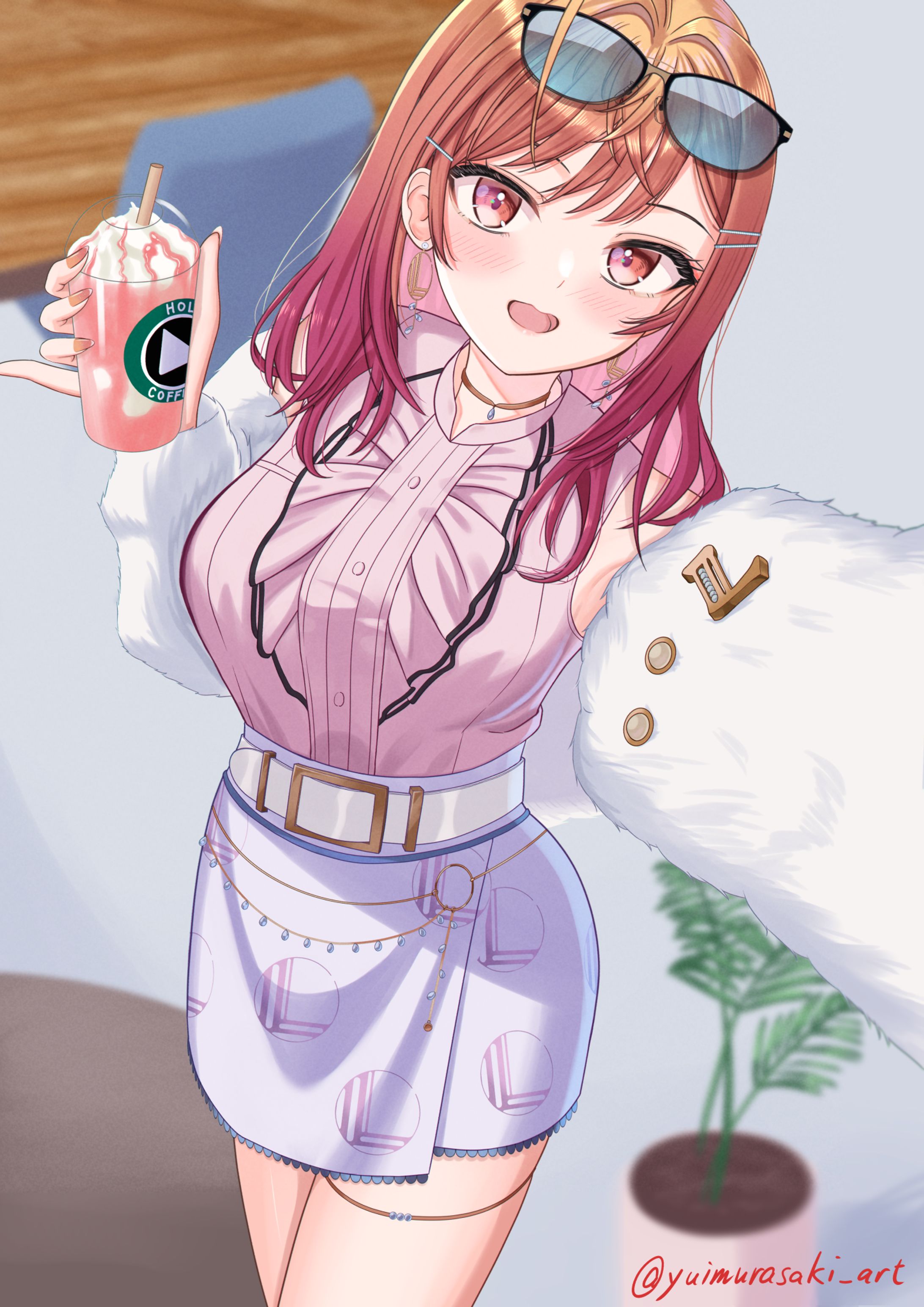 昼休みにセルフィ―する莉々華社長-1