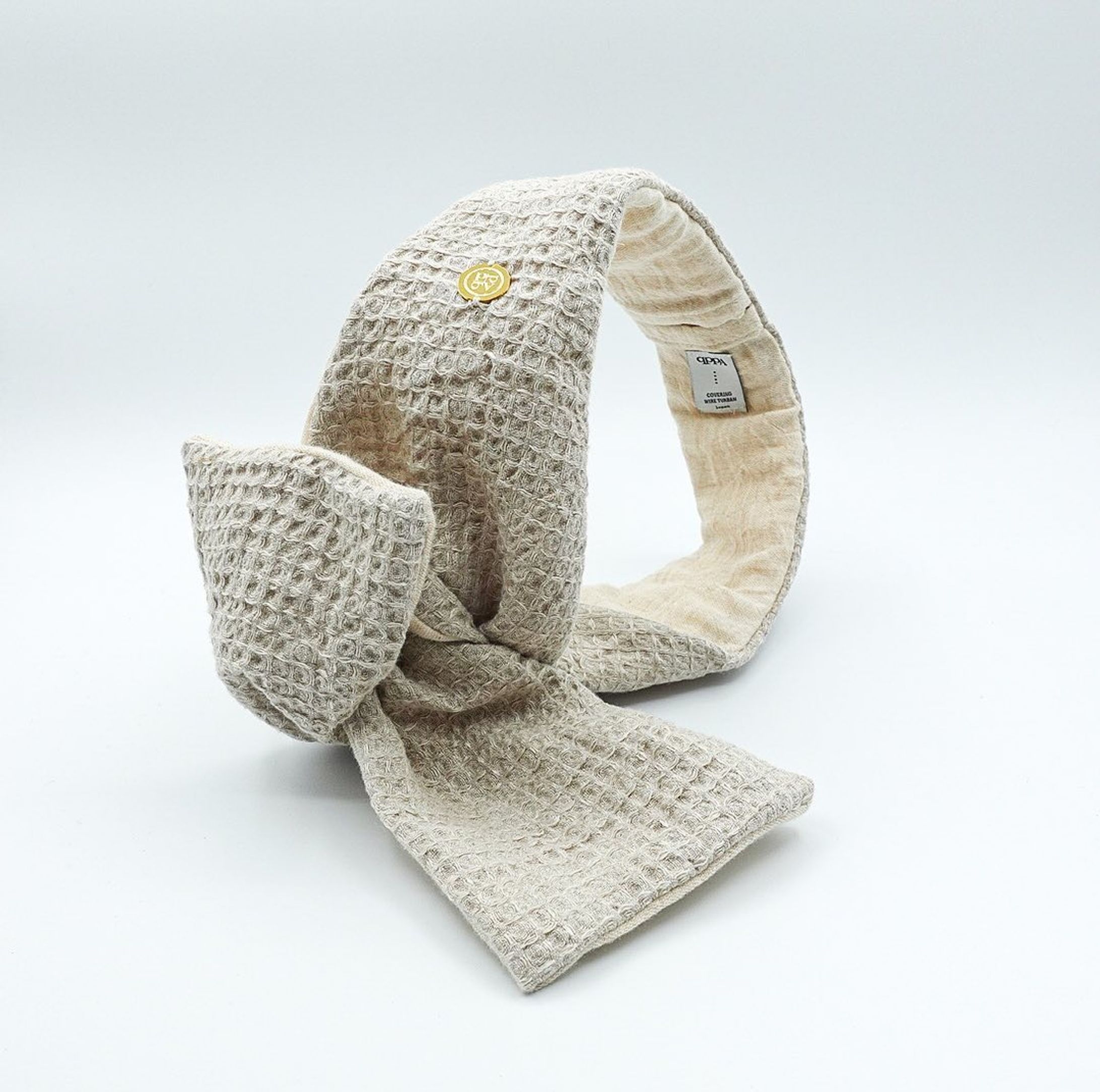 𝘸𝘢𝘧𝘧𝘭𝘦 𝘭𝘪𝘯𝘦𝘯🦋

麻100%で作られた、

ナチュラル感たっぷりのリネンワッフルと

直接お肌に触れる裏地には、

先染めワッシャーガーゼを使用し、

優しい使い心地で上質な

カバーになっています。

産後の方へのプレゼントにも

お喜びいただけそうです👶🏼

たっぷりの生地を使用したWワイド幅。

夏はナチュラルなロンパースや

ワンピースなどに。

秋冬は綺麗めやナチュラルカラーのコート、

ミリタリーなコーデに合わせても

素敵だと思います。

サイドはQPPA®︎オリジナルチャームが

キラッと光り高級感をプラスしています。

✦ ✦ ✦ ✦ ✦ ✦ ✦ ✦ ✦ ✦ ✦ ✦ ✦ ✦ ✦

〰️𝑸 𝑷 𝑷 𝑨®︎ キュッパ〰️
𓇼𝑯𝒂𝒊𝒓 𝒄𝒂𝒓𝒆 𝒂𝒄𝒄𝒆𝒔𝒔𝒐𝒓𝒊𝒆𝒔湘南茅ヶ崎

🌿日々のビューティケアをおしゃれにラクにhappyに

҉  着せ替えワイヤーターバン
҉  国産洗えるシルクのナイトキャップ
҉  スクエアシュシュ・吸水ガーゼシュシュetc...

♥ 大人の身だしなみを簡単に整える
♥ 時短でおしゃれしたい方
♥ 使い心地の良いヘアアクセサリー
♥お子様用ナイトキャップをお探しの方
♥ 上質で永く使えるモノが良い
♥ 少し変わったプレゼントをお探しの方（プレゼント梱包無料です。）

🛒オンラインショップはプロフィールからご覧下さい。
🛍Creema＆minne で販売中
“QPPA®︎”で検索お願いします。

当店のナイトキャップは
兵庫県姫路市花田町上原田170-1
@emcafe
にてお取り扱いしております。

 ✦ ✦ ✦ ✦ ✦ ✦ ✦ ✦ ✦ ✦ ✦ ✦ ✦ ✦ #キュッパ #着せ替えターバン  #ヨガ#ターバンアレンジ #ターバン #ターバンヘア #ターバンコーデ #ヘアアレンジ #ヘアアクセサリー #ヘアアクセ #ヘアバンド#海 #湘南スタイル  #茅ヶ崎 #ヘアケアグッズ #時短ヘアアレンジ #ワイヤーターバン #ミニマルライフ#creema#minne#時短おしゃれ#大人の身だしなみ#ナイトキャップ#お子様ナイトキャップ#時短#コスパ#ヘアケア #shonan#shonanlife#shonan_time-1