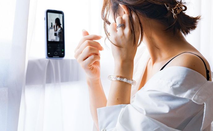 最好の自分𓂃

最近仕事でも、自分や家族にとって一番いいこと、最良の暮らしってなんだろうってずっと考えているんですけど

少なくとも今の私の『最好の自分』は、
好きなジュエリーをつけて
好きなお洋服を着て
好きな写真を撮ったり、考えたり、

そんな自分にとっての『好き』を表現しながら、家族と笑い合って生活することかなぁと思います。

去年までの私は、それが出来ていなかった。
自分を押し殺しても、結局押し込めた自分は外に出たがっているので

押し込めた分破裂しちゃうんですよね。

だから私は、好きを好きと言えるように仕事を変えて、自分を労わることを惜しまないように生活を変えて
今に至ります。

もちろん家族のささえがあってのことだけど、人間無理は続かないので

自分を労う。労わる。結局それが家族にとっても一番いい形に繋がっていく。

それを実感した今、すごく気持ちが楽です。

私の自分の機嫌の取り方は、
好きなジュエリーをつけて、お気に入りのコスメでスキンケアしてメイクして、好きな服を着て好きなものを好きなように自由に無心で写真に撮ること。

つかれた！って思ったら、必ずやるようにしています。

3枚目は、今のお気に入りスキンケアを私の好きな形で撮影したもの。

☑︎資生堂 アルティミューンパワライジングコンセントレートiii

ケースがね、特にキャップがね、
特別感があってトゥルトゥルで
すごく好きなの。
綺麗でしょう？

自分をあげるスキンケアって、ディテールもすごく大切だと思っていて

こういう高級感だったり特別感があるスキンケアアイテムって、手に取るだけでわくわくするんですよね🥹

皆さんも自分なりの機嫌の取り方があれば是非教えて下さい🥰

#beautifulmejourney #資生堂150周年 #最好の自分 #snapmart #PR #アルティミューンパワライジングコンセントレート #商品撮影 #ブツ撮り #コスメ撮影 #エイジングケア