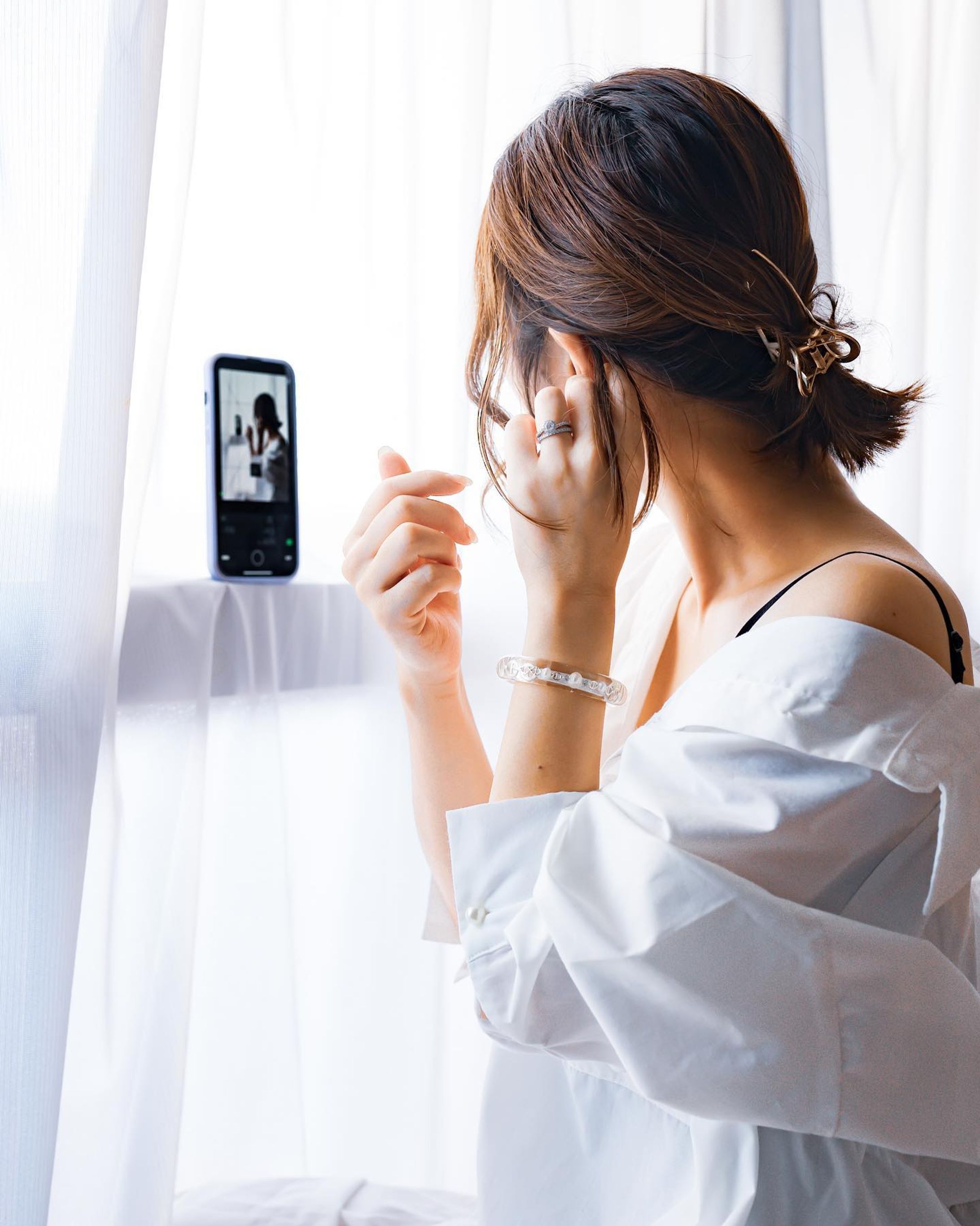 最好の自分𓂃

最近仕事でも、自分や家族にとって一番いいこと、最良の暮らしってなんだろうってずっと考えているんですけど

少なくとも今の私の『最好の自分』は、
好きなジュエリーをつけて
好きなお洋服を着て
好きな写真を撮ったり、考えたり、

そんな自分にとっての『好き』を表現しながら、家族と笑い合って生活することかなぁと思います。

去年までの私は、それが出来ていなかった。
自分を押し殺しても、結局押し込めた自分は外に出たがっているので

押し込めた分破裂しちゃうんですよね。

だから私は、好きを好きと言えるように仕事を変えて、自分を労わることを惜しまないように生活を変えて
今に至ります。

もちろん家族のささえがあってのことだけど、人間無理は続かないので

自分を労う。労わる。結局それが家族にとっても一番いい形に繋がっていく。

それを実感した今、すごく気持ちが楽です。

私の自分の機嫌の取り方は、
好きなジュエリーをつけて、お気に入りのコスメでスキンケアしてメイクして、好きな服を着て好きなものを好きなように自由に無心で写真に撮ること。

つかれた！って思ったら、必ずやるようにしています。

3枚目は、今のお気に入りスキンケアを私の好きな形で撮影したもの。

☑︎資生堂 アルティミューンパワライジングコンセントレートiii

ケースがね、特にキャップがね、
特別感があってトゥルトゥルで
すごく好きなの。
綺麗でしょう？

自分をあげるスキンケアって、ディテールもすごく大切だと思っていて

こういう高級感だったり特別感があるスキンケアアイテムって、手に取るだけでわくわくするんですよね🥹

皆さんも自分なりの機嫌の取り方があれば是非教えて下さい🥰

#beautifulmejourney #資生堂150周年 #最好の自分 #snapmart #PR #アルティミューンパワライジングコンセントレート #商品撮影 #ブツ撮り #コスメ撮影 #エイジングケア-1