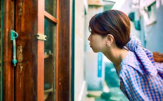 塩屋の街でふとお店を覗く

モデル：Ayaさん

撮影のご依頼はDMでお願いします！

ーーーーーーーーーーーー

ご覧頂きありがとうございます
気軽にフォローして貰えると嬉しいです！

Thank you for watching.
If you like it, please follow me.

▷ @takumapictures 

ーーーーーーーーーーーーーー

MODEL：Ayaさん
LOCATION：塩屋町
CAMERA ：SONY a7Ⅳ
LENS：SONY FE24mm F1.4GM
FE：24mm
ISO：100
F値：F1.4
SS：1/500

#takumapictures 
#タクマピクチャーズ 
#ポートレート 
#ポートレート女子 
#ポートレートモデル募集 
#ポートレートモデル 
#ジブリの世界 
#sonya7iv 
#風景写真 
#写真好きな人と繋がりたい 
#カメラ好きな人と繋がりたい 
#カメラ垢フォロバします 
#写真垢フォロバします 
#アニメのワンシーンのように 
#カメラ男子 
#カメラ女子 
#写真で伝えたい私の世界 
#ファインダー越しの私の世界 
#ファインダー越しの世界 
#キリトリセカイ 
#神戸写真部 
#関西写真部 
#神戸写真家サークル 

#landscape #landscapephotography #japan #japantravel #sel24f14gm gm #sonyfe24mmf14gm gm #alpha_newgeneration