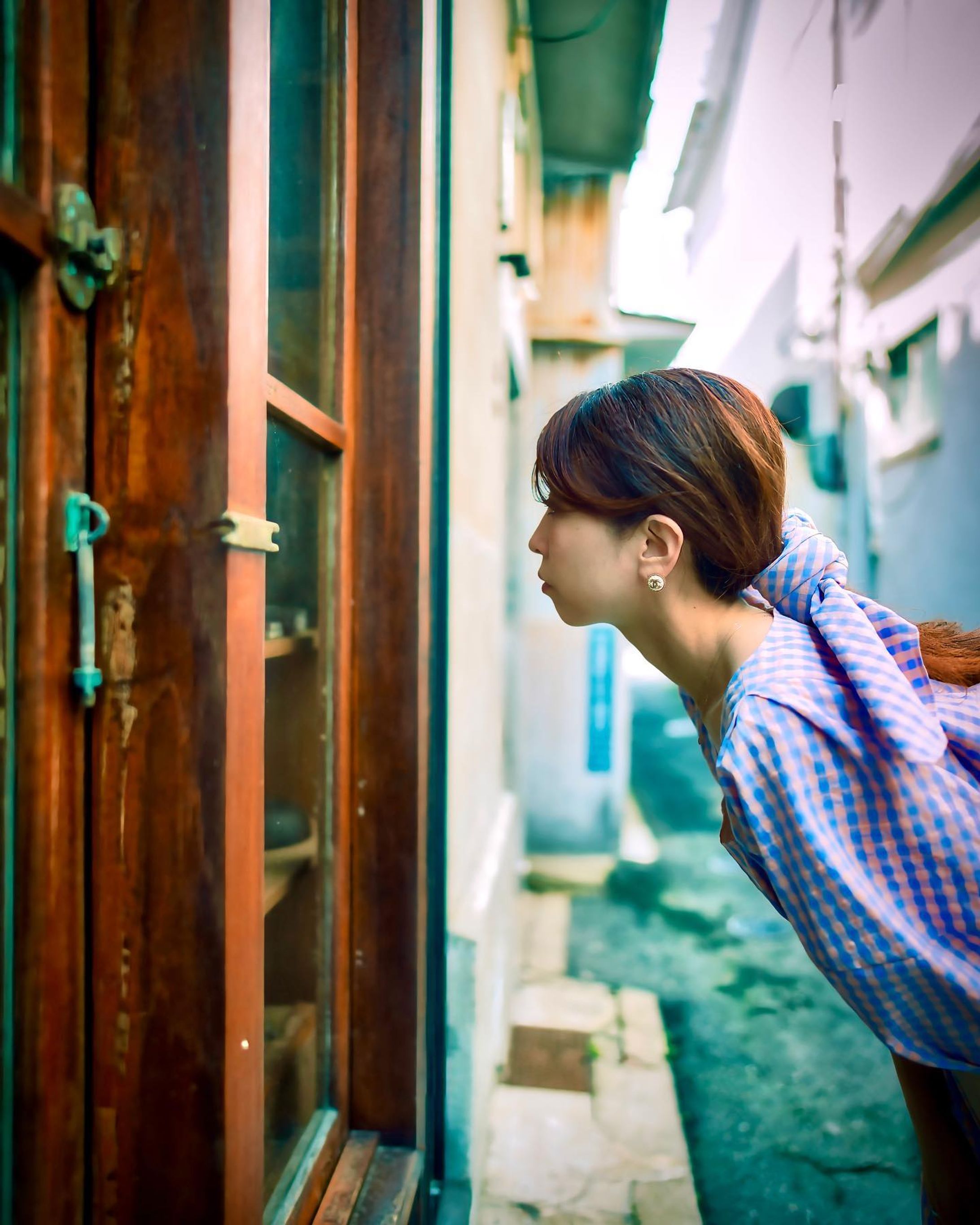 塩屋の街でふとお店を覗く

モデル：Ayaさん

撮影のご依頼はDMでお願いします！

ーーーーーーーーーーーー

ご覧頂きありがとうございます
気軽にフォローして貰えると嬉しいです！

Thank you for watching.
If you like it, please follow me.

▷ @takumapictures 

ーーーーーーーーーーーーーー

MODEL：Ayaさん
LOCATION：塩屋町
CAMERA ：SONY a7Ⅳ
LENS：SONY FE24mm F1.4GM
FE：24mm
ISO：100
F値：F1.4
SS：1/500

#takumapictures 
#タクマピクチャーズ 
#ポートレート 
#ポートレート女子 
#ポートレートモデル募集 
#ポートレートモデル 
#ジブリの世界 
#sonya7iv 
#風景写真 
#写真好きな人と繋がりたい 
#カメラ好きな人と繋がりたい 
#カメラ垢フォロバします 
#写真垢フォロバします 
#アニメのワンシーンのように 
#カメラ男子 
#カメラ女子 
#写真で伝えたい私の世界 
#ファインダー越しの私の世界 
#ファインダー越しの世界 
#キリトリセカイ 
#神戸写真部 
#関西写真部 
#神戸写真家サークル 

#landscape #landscapephotography #japan #japantravel #sel24f14gm gm #sonyfe24mmf14gm gm #alpha_newgeneration-1