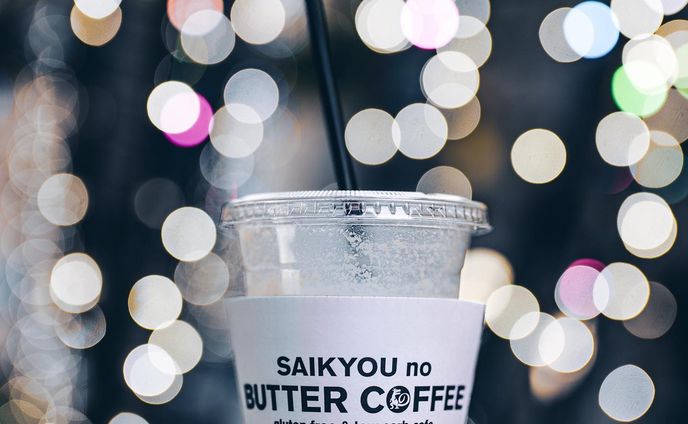 池袋のキラキラ、すごく綺麗だった❤︎

街並みもクリスマスめいてきてわくわくが止まらないね🥰

この日は、これからが楽しみすぎる #イセタニスタ のとある打ち合わせで久々に外出。

帰りがけ池袋に寄ったのでまたまたバターコーヒーのんできた🙆‍♀️
@saikyounobuttercoffee 
お店の中たくさんお客さんいらっしゃったのですみっこでパシャりしたやつはスワイプシテネ💁‍♀️💁‍♀️💁‍♀️

前も美味しかったので今回もアイス。

私、バターコーヒーって
ウィンナーコーヒーみたいな、甘くてこってりした太る飲み物だと思ってたんだけど←

違うのね。全く別なのね。

糖質はほとんど入ってなくて、
良質なバターとMCTオイルがたっぷり入っためちゃくちゃいい美コーヒーなんだそう！

味はほんとあっさりしたカフェオレに近いかな？
コーヒーはブラック派の私も気にせず飲めたくらいコッテリ度は少なめ。

腸内のやせ菌を増やすポリフェノールの一種や、エネルギー効率を良くしたり脂肪燃焼効果、集中力アップの効果もある良質なオイルがたっぷりなんだって🥺

池袋はテーブル席の他にスタンディング席もあるんだけど

サラリーマンの方や完全に美容に気を遣ってるキレイ男子が多いこと！

なんかね、コーヒーにはプロテインをグラムごとで足すオプションとか

メニューも低糖質高タンパクなおやつとかたくさん🍪

カフェインレスのバターコーヒーもあるのよ・・・！

ちなみに、2021年の最終営業日まで

バターコーヒーのお会計時に私の投稿を見せてもらえれば

パウンドケーキが無料プレゼント🎁されるそうなので是非行ってみて😳😳😳

池袋店・神谷町店・代々木店の都内全店舗でもらえるみたい❤︎

お得やないか・・・！

ほんとはもっと暗くなってから撮影したいんだけど

お迎えあるので16時には退散🥺
コーヒーは飲みかけでテイクアウト🥺🥺

夜の写活してみたい・・・

pr @saikyounobuttercoffee
#最強のバターコーヒー #SAIKYOUnoBUTTERCOFFEE #池袋バターコーヒー #バターコーヒー #池袋カフェ #東京珈琲