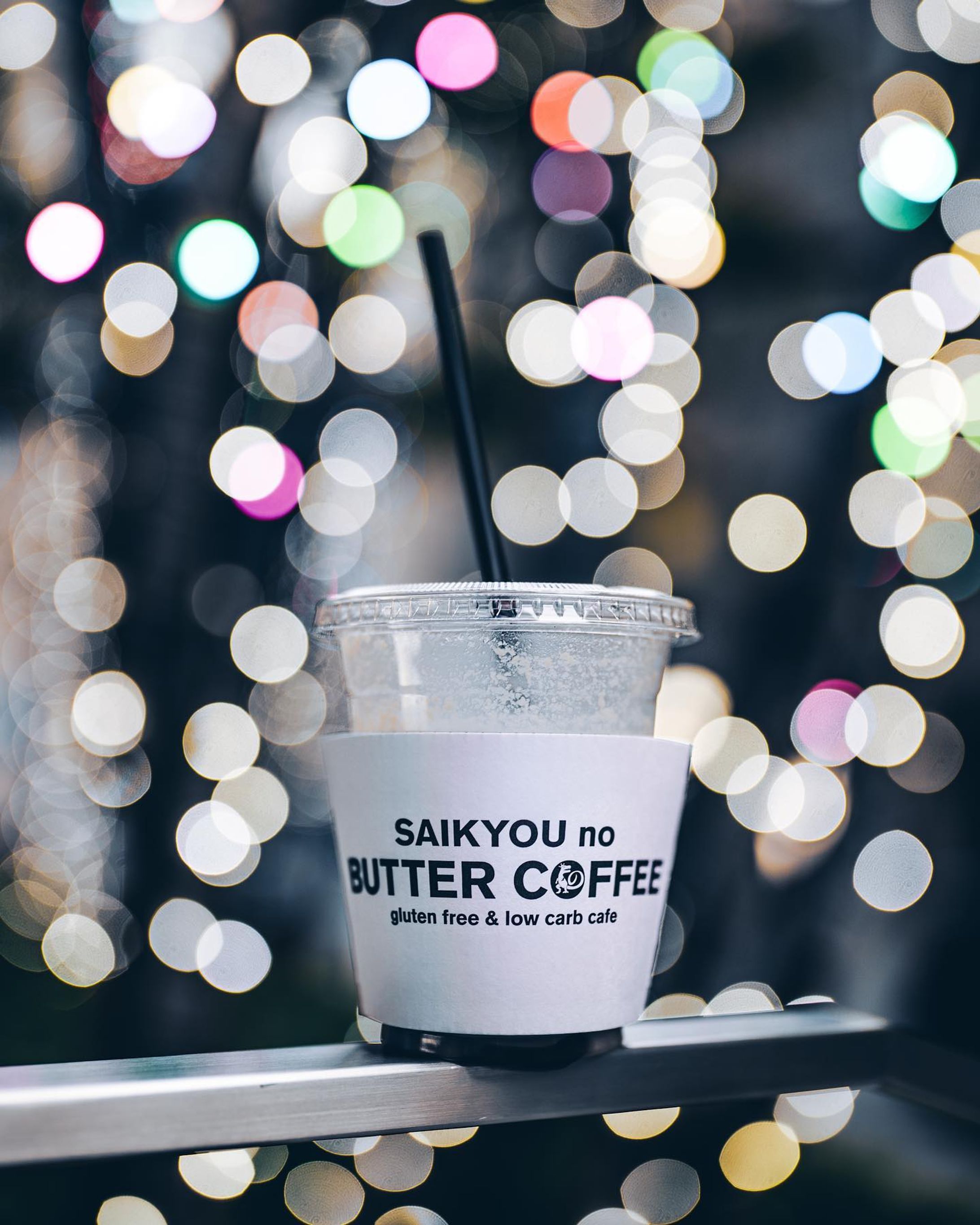 池袋のキラキラ、すごく綺麗だった❤︎

街並みもクリスマスめいてきてわくわくが止まらないね🥰

この日は、これからが楽しみすぎる #イセタニスタ のとある打ち合わせで久々に外出。

帰りがけ池袋に寄ったのでまたまたバターコーヒーのんできた🙆‍♀️
@saikyounobuttercoffee 
お店の中たくさんお客さんいらっしゃったのですみっこでパシャりしたやつはスワイプシテネ💁‍♀️💁‍♀️💁‍♀️

前も美味しかったので今回もアイス。

私、バターコーヒーって
ウィンナーコーヒーみたいな、甘くてこってりした太る飲み物だと思ってたんだけど←

違うのね。全く別なのね。

糖質はほとんど入ってなくて、
良質なバターとMCTオイルがたっぷり入っためちゃくちゃいい美コーヒーなんだそう！

味はほんとあっさりしたカフェオレに近いかな？
コーヒーはブラック派の私も気にせず飲めたくらいコッテリ度は少なめ。

腸内のやせ菌を増やすポリフェノールの一種や、エネルギー効率を良くしたり脂肪燃焼効果、集中力アップの効果もある良質なオイルがたっぷりなんだって🥺

池袋はテーブル席の他にスタンディング席もあるんだけど

サラリーマンの方や完全に美容に気を遣ってるキレイ男子が多いこと！

なんかね、コーヒーにはプロテインをグラムごとで足すオプションとか

メニューも低糖質高タンパクなおやつとかたくさん🍪

カフェインレスのバターコーヒーもあるのよ・・・！

ちなみに、2021年の最終営業日まで

バターコーヒーのお会計時に私の投稿を見せてもらえれば

パウンドケーキが無料プレゼント🎁されるそうなので是非行ってみて😳😳😳

池袋店・神谷町店・代々木店の都内全店舗でもらえるみたい❤︎

お得やないか・・・！

ほんとはもっと暗くなってから撮影したいんだけど

お迎えあるので16時には退散🥺
コーヒーは飲みかけでテイクアウト🥺🥺

夜の写活してみたい・・・

pr @saikyounobuttercoffee
#最強のバターコーヒー #SAIKYOUnoBUTTERCOFFEE #池袋バターコーヒー #バターコーヒー #池袋カフェ #東京珈琲-1
