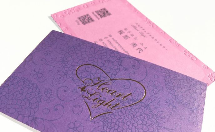 .
.
スピリチュアルカウンセラー Heart Light「桜原 美代さん」の
ロゴ・名刺デザインをさせて頂きました。
.
———
.
【全体デザイン】
.
長身で大人カッコいい見ためなのに、しゃべると乙女で可愛らしい美代さん☺️💕
.
そんな美代さんを表現させていただきました。
.
.
表は「乙女で可愛らしい」を表現。
.
お名前にもある桜をちりばめ、色はやさしいピンクに。
.
表をやさしいピンクにする事で、受けとられる方も安心できるように意図しました。
.
.
裏は、太陽と月に蠍座と獅子座をもたれている美代さんなので、「シックでかつ華やか」なデザインに。
.
美代さんが好きなキクの花を、あしらいました。
.
————
.
【ロゴ】
.
▼お客様のハートをてらす▼
.
てらされたハートをモチーフにしました。
.
なので、色も金に✨
.
.
▼お客様の変容をうながす▼
.
変容のシンボルとされている、蝶々もくわえました。
.
蝶のように変容し、はばたけますように🦋
.
.
.
#webデザイン #webデザイナー #グラフィックデザイナー
#グラフィックデザイン
#デザイン #design 
#ならまち #奈良町 #奈良カフェ
#奈良 #わたしは奈良派 #アーティスト
#名刺 #名刺デザイン #フリーランス
#ギャラリー #スピリチュアル 
#coffeeshop #coffee #cafe
#自家焙煎 
#コーヒー好きな人と繋がりたい
#おしゃれさんと繋がりたい
#写真好きな人と繋がりたい
#写真を撮るのが好きな人と繋がりたい
#写真 #photo #photography  #女性起業家