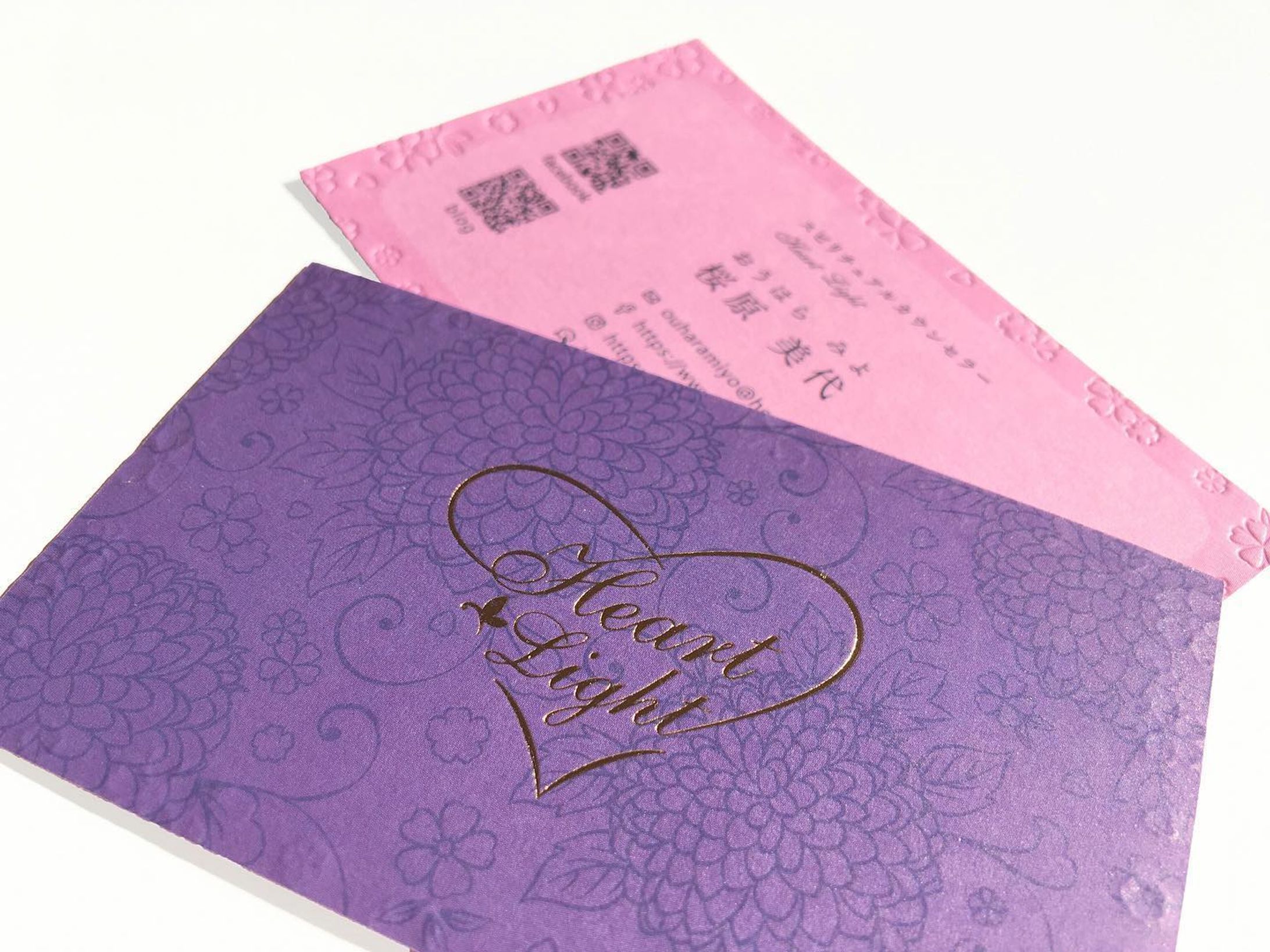 .
.
スピリチュアルカウンセラー Heart Light「桜原 美代さん」の
ロゴ・名刺デザインをさせて頂きました。
.
———
.
【全体デザイン】
.
長身で大人カッコいい見ためなのに、しゃべると乙女で可愛らしい美代さん☺️💕
.
そんな美代さんを表現させていただきました。
.
.
表は「乙女で可愛らしい」を表現。
.
お名前にもある桜をちりばめ、色はやさしいピンクに。
.
表をやさしいピンクにする事で、受けとられる方も安心できるように意図しました。
.
.
裏は、太陽と月に蠍座と獅子座をもたれている美代さんなので、「シックでかつ華やか」なデザインに。
.
美代さんが好きなキクの花を、あしらいました。
.
————
.
【ロゴ】
.
▼お客様のハートをてらす▼
.
てらされたハートをモチーフにしました。
.
なので、色も金に✨
.
.
▼お客様の変容をうながす▼
.
変容のシンボルとされている、蝶々もくわえました。
.
蝶のように変容し、はばたけますように🦋
.
.
.
#webデザイン #webデザイナー #グラフィックデザイナー
#グラフィックデザイン
#デザイン #design 
#ならまち #奈良町 #奈良カフェ
#奈良 #わたしは奈良派 #アーティスト
#名刺 #名刺デザイン #フリーランス
#ギャラリー #スピリチュアル 
#coffeeshop #coffee #cafe
#自家焙煎 
#コーヒー好きな人と繋がりたい
#おしゃれさんと繋がりたい
#写真好きな人と繋がりたい
#写真を撮るのが好きな人と繋がりたい
#写真 #photo #photography  #女性起業家-1