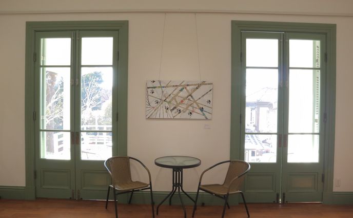 神戸の北野異人館街と猫たちとの意外な関係って…？ 猫に特化した「猫アート展」で芸術と街の歴史に触れる