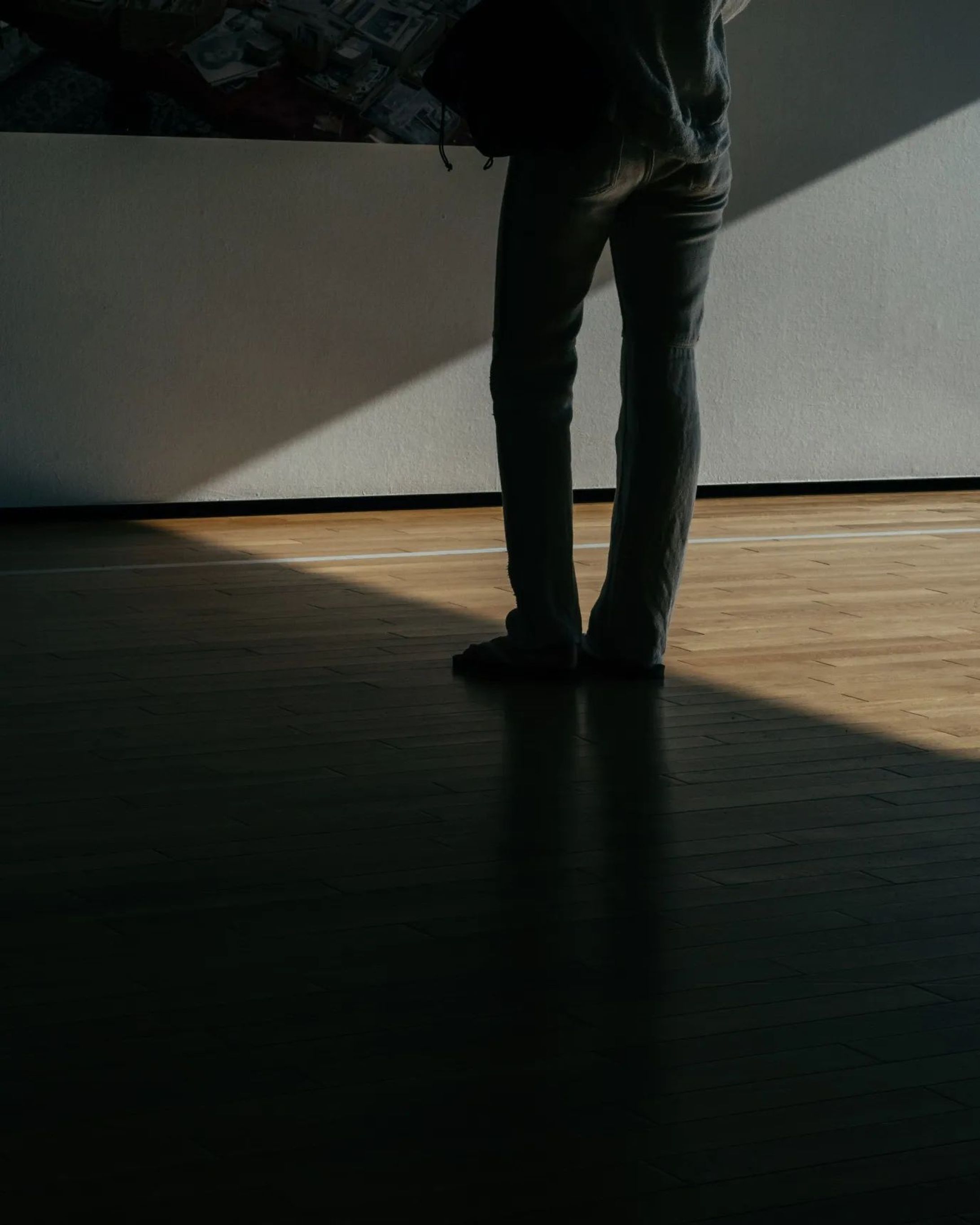 神奈川県立現代美術館　葉山館/葉山

写真家アレック・ソス
日本の美術館初個展。

ソスはコンセプトを緻密に決め、期間を設けて旅に出て写真を撮影。

「Sleeping by Mississisppi」はミシシッピ川に沿って旅をし、
人物や風景を撮影している。

見る人にミシシッピを想像してほしい
その想いから川そのものはほとんど写していない。

衝撃的なシリーズは「Broken Manual」
社会を離れ隠居生活をしている人に取材をするプロジェクト。
この時の取材の様子の館内で上映していました。

なぜそこで暮らしているのか
過去に何があったのか

ストーリーを知ってから見る写真はかなりゾクゾクっっつ！

写真を通してアメリカ社会の現状を明らかにするソス。
時を形にするだけでなく、その先にある力を感じました。

#葉山#神奈川県立現代美術館
#アレックソス-1