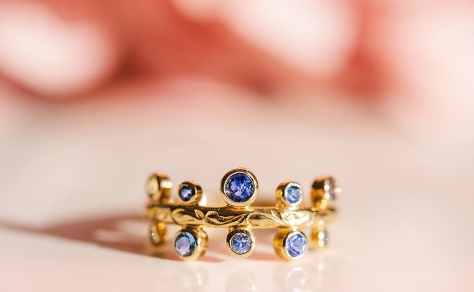 素敵なリング・・・❤︎

子供が産まれた奇跡をカタチに残せる、
特別なのに毎日使えるアイテムが揃う
@onestoryjewellery ❤︎

子供や家族の誕生石をセットしたリングを身につけられたら、最高のお守りになりそう。

こだわり抜かれたネックレスも素敵だけれど、
こういったリングもとっても素敵ですね❤︎

photo @hana_yaya_m
ring @onestoryjewellery 

#ベビーリング
#ベビーアイテム #ファーストジュエリー #ベビースプーン #プレママ #初マタ #イニシャルネックレス #たまひよ #プレママライフ #初マタライフ